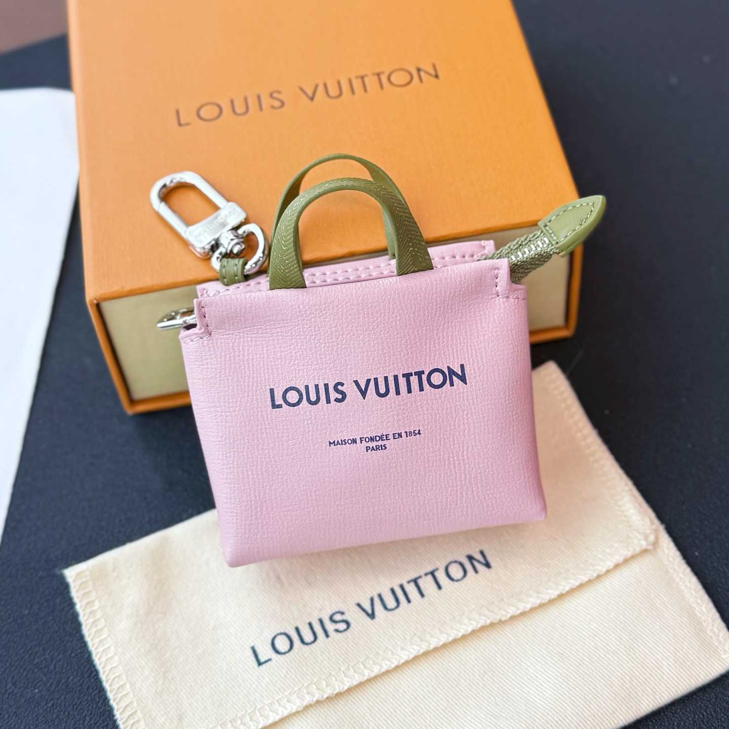 Louis Vuitton LV Mini Shopper Bag Charm   M03136 - DesignerGu