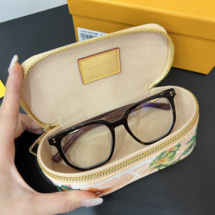 Louis Vuitton Sunglasses Pouch - DesignerGu