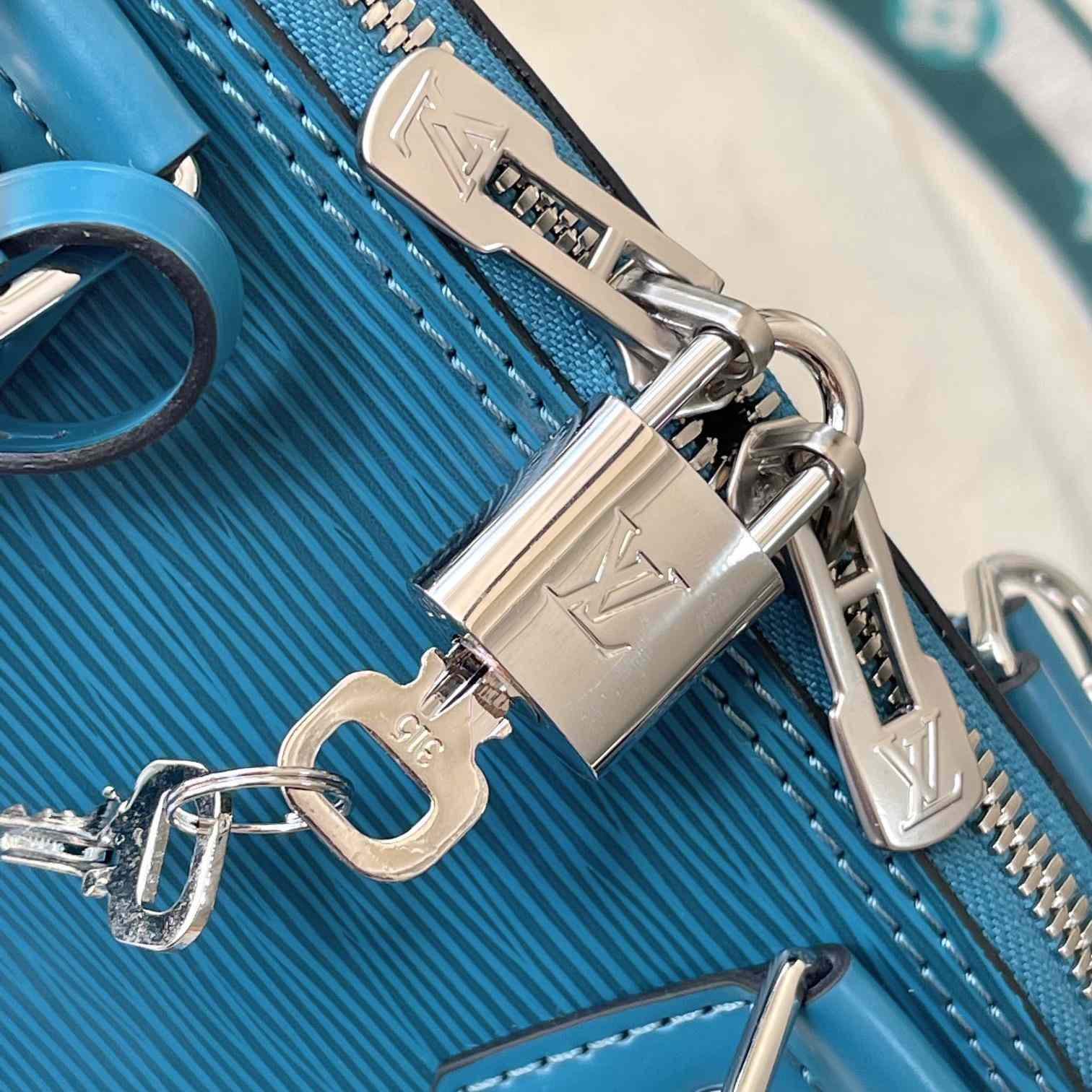 Louis Vuitton  Alma BB Handbag(23.5-17.5-11.5cm)   M20609 - DesignerGu