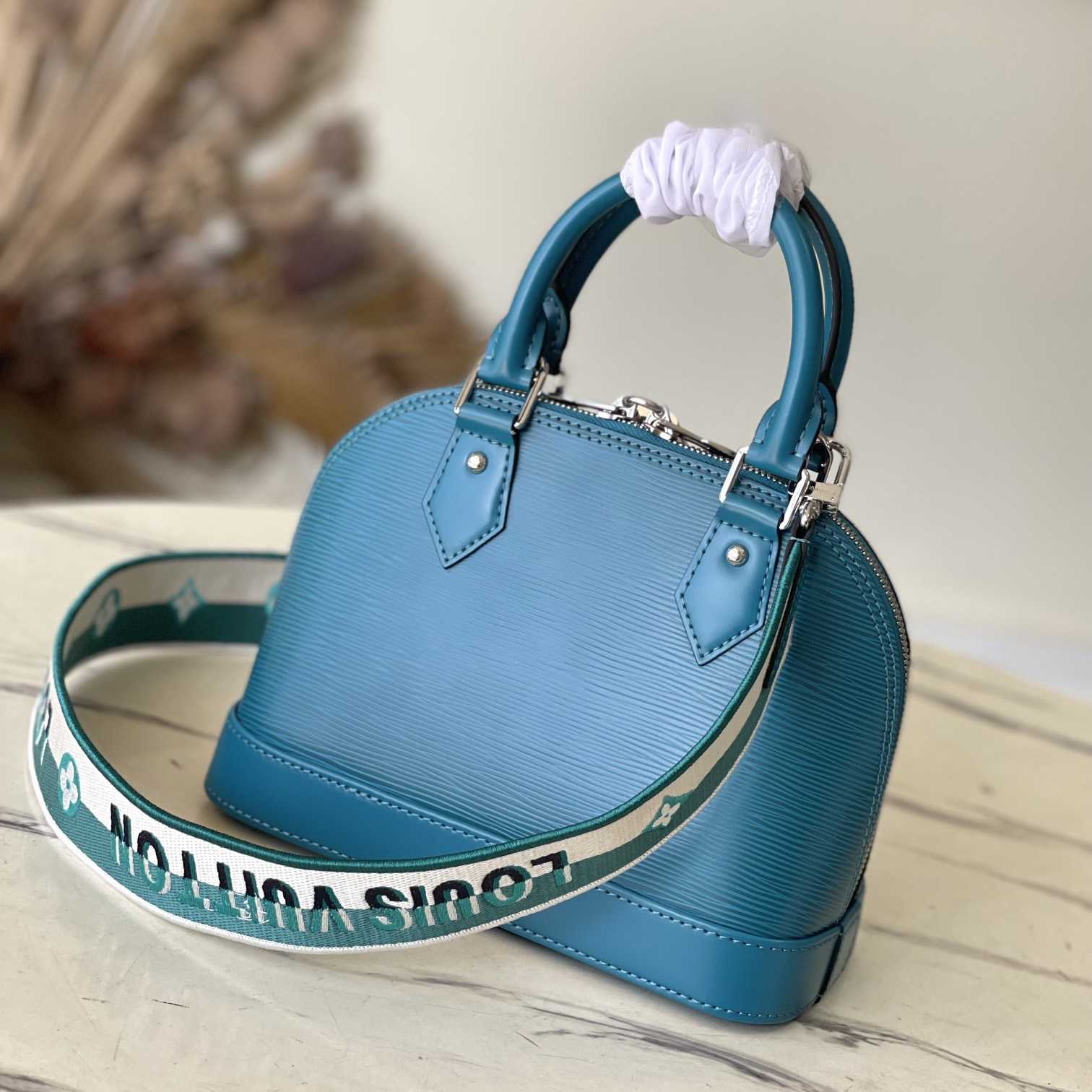 Louis Vuitton  Alma BB Handbag(23.5-17.5-11.5cm)   M20609 - DesignerGu