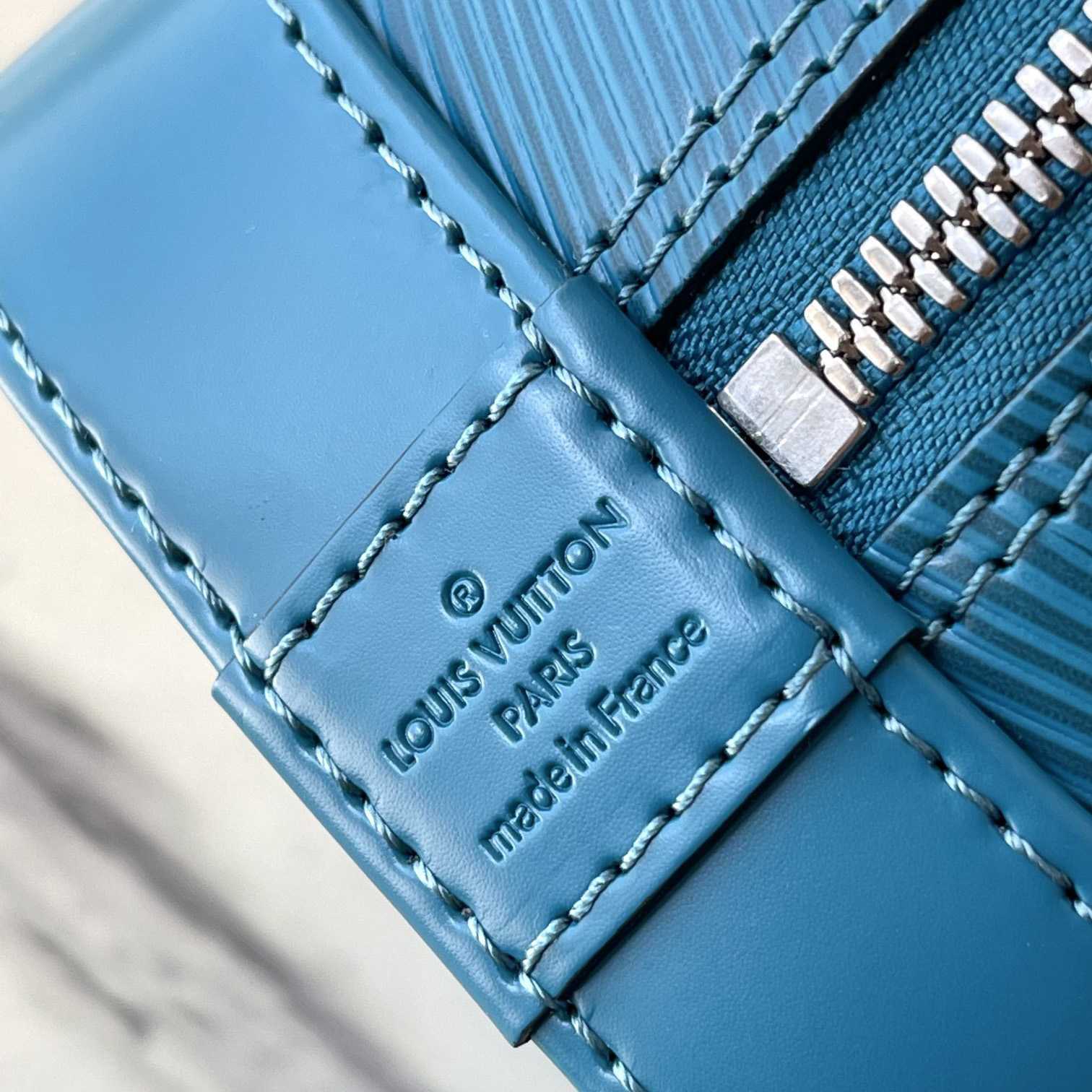 Louis Vuitton  Alma BB Handbag(23.5-17.5-11.5cm)   M20609 - DesignerGu