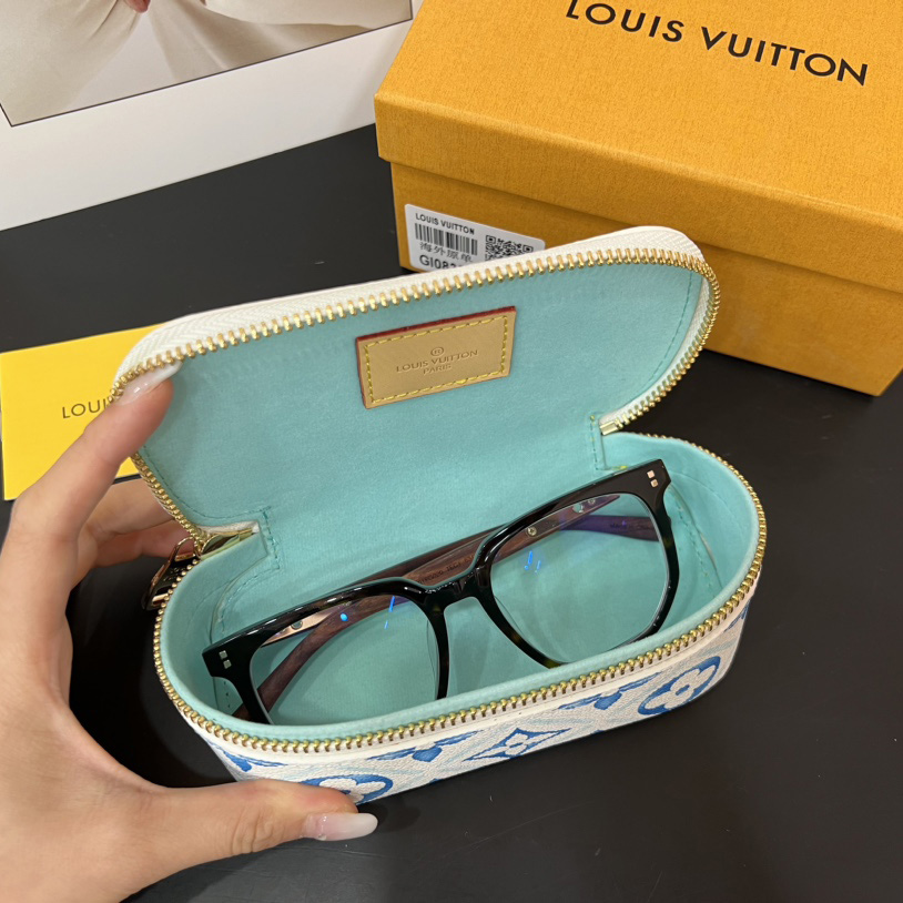 Louis Vuitton Sunglasses Pouch - DesignerGu