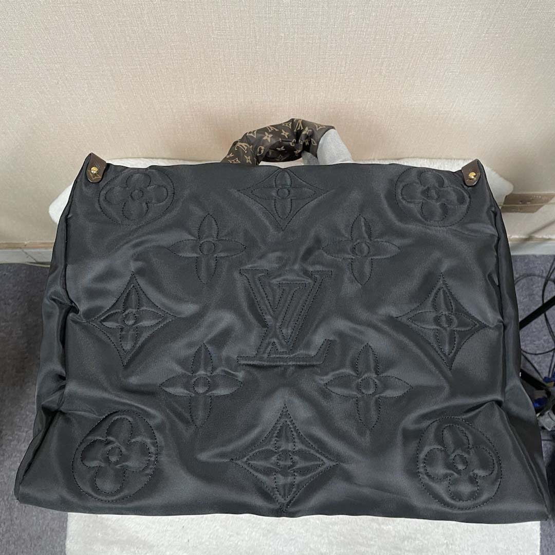 Louis Vuitton Monogram Giant Pillow OnTheGo MM   （41 x 34 x 19cm） - DesignerGu