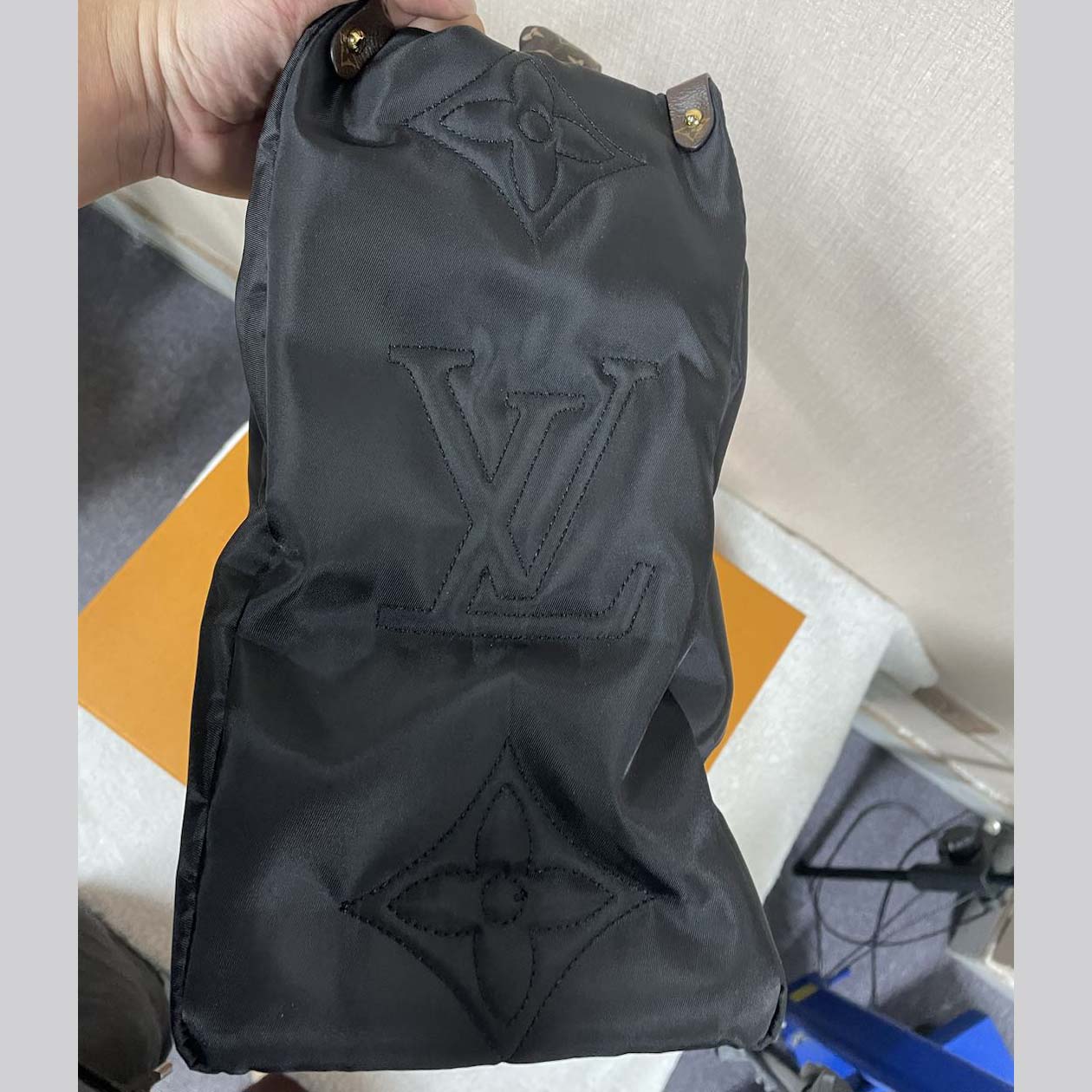 Louis Vuitton Monogram Giant Pillow OnTheGo MM   （41 x 34 x 19cm） - DesignerGu