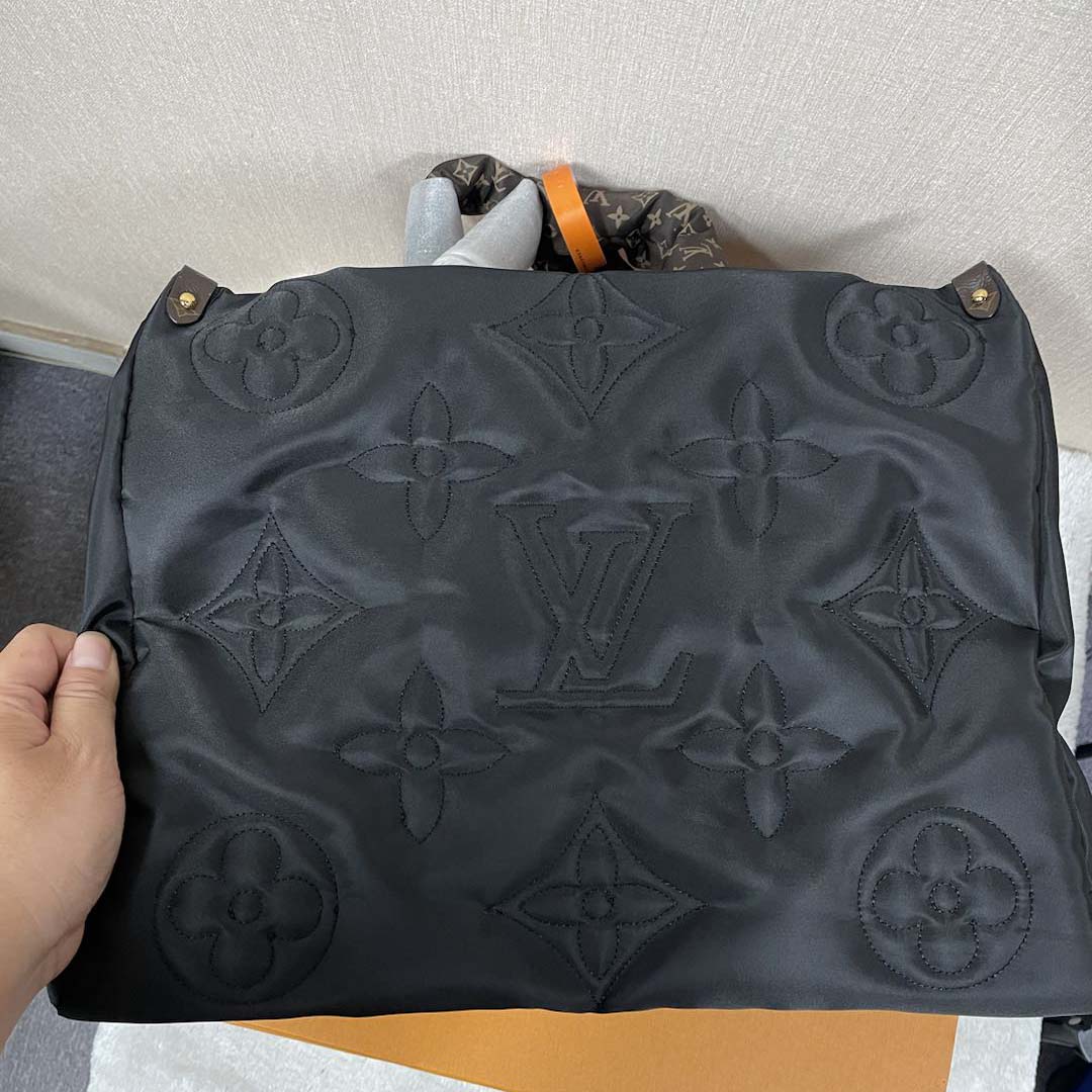 Louis Vuitton Monogram Giant Pillow OnTheGo MM   （41 x 34 x 19cm） - DesignerGu