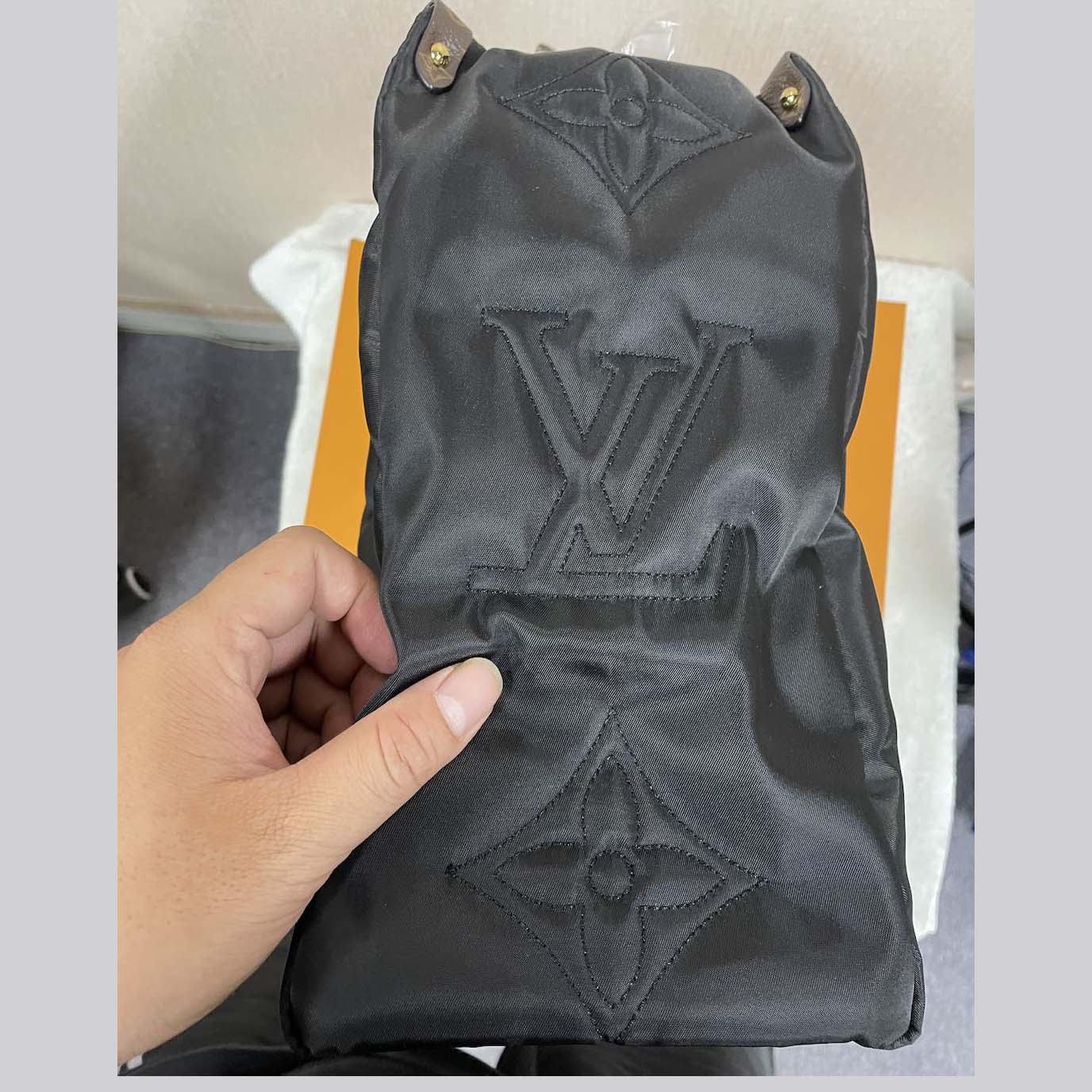 Louis Vuitton Monogram Giant Pillow OnTheGo MM   （41 x 34 x 19cm） - DesignerGu