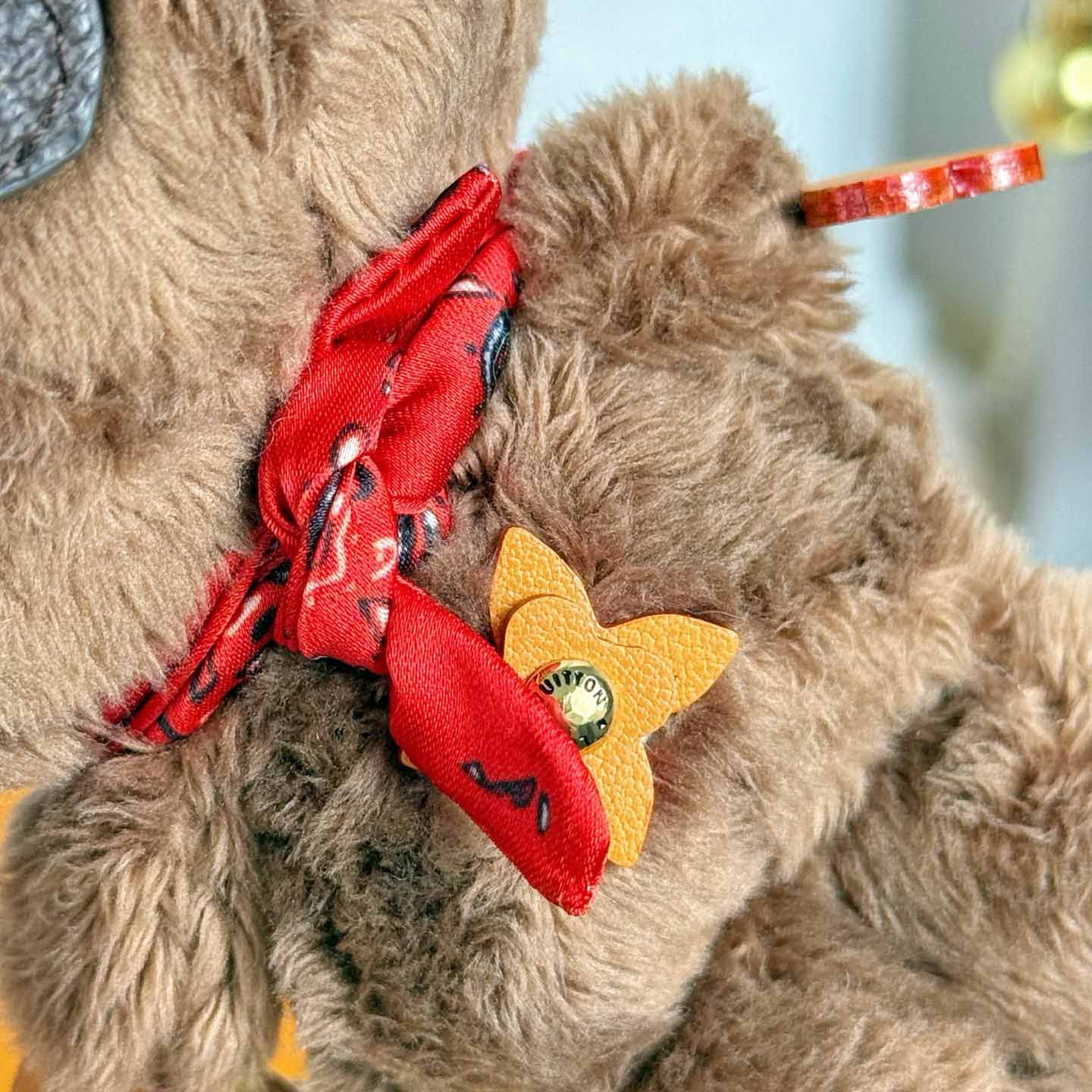 Louis Vuitton LV Louis Bear Bag Charm   M03176 - DesignerGu