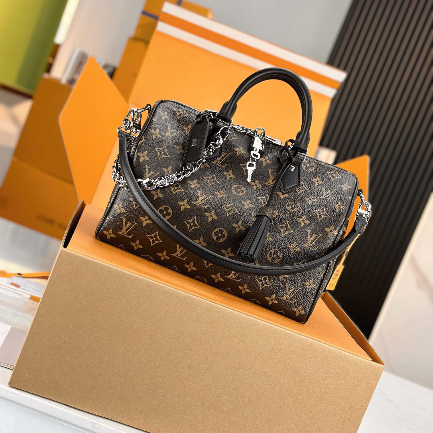 Louis Vuitton Speedy Soft 30 Dark   M12243 - DesignerGu
