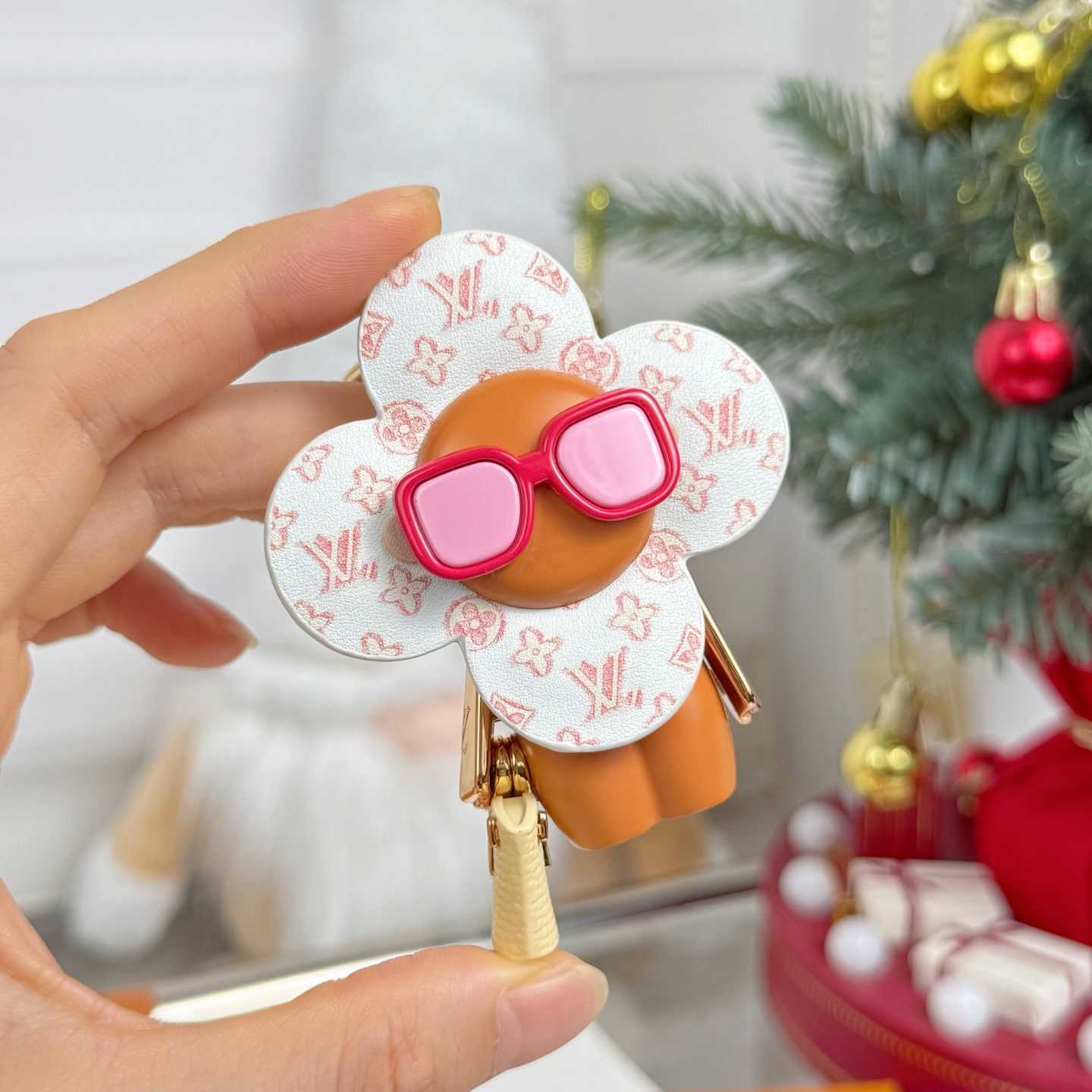 Louis Vuitton Summer Vivienne Bag Charm   M02591 - DesignerGu