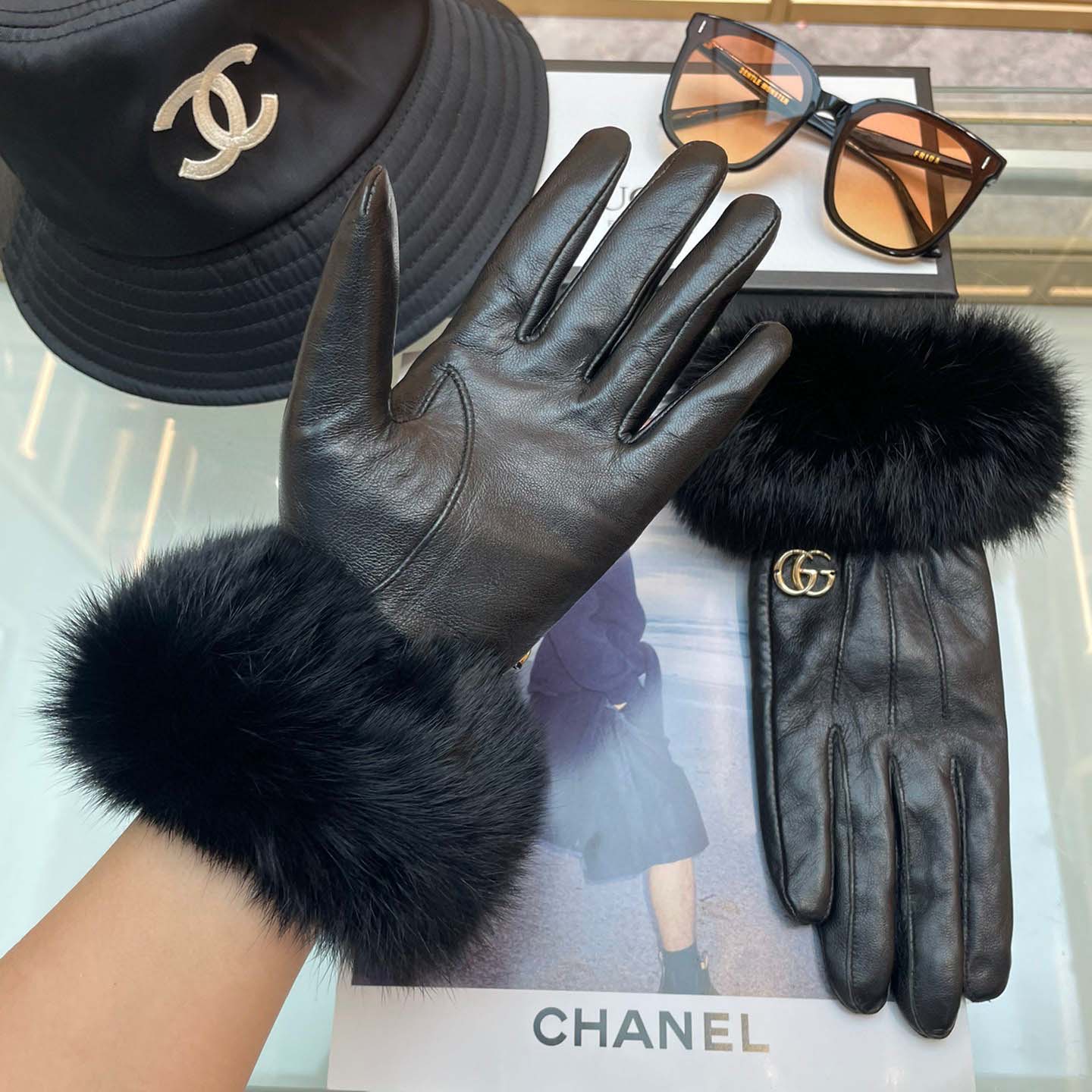 Gucci Women's Gloves - DesignerGu
