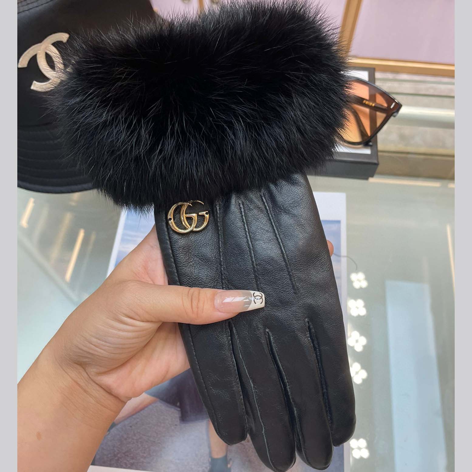 Gucci Women's Gloves - DesignerGu
