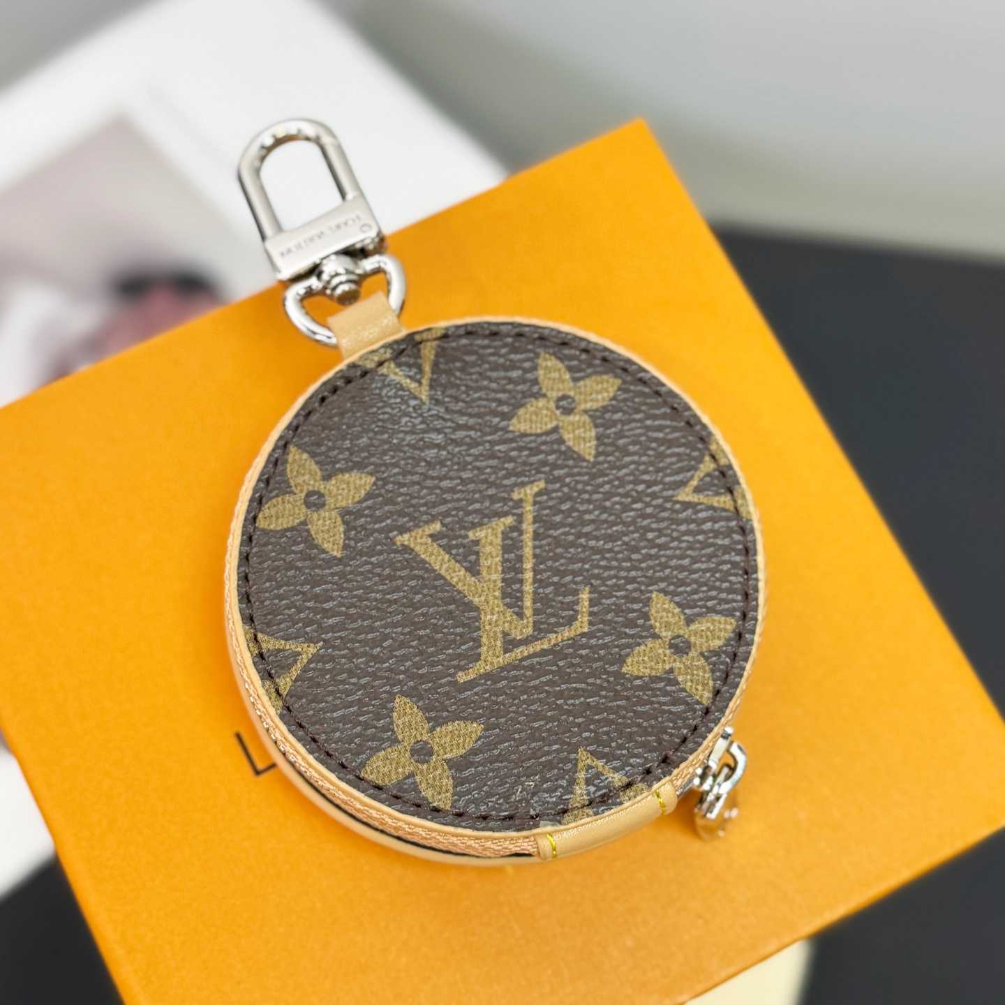 Louis Vuitton LV Donut Bag Charm   M02549 - DesignerGu