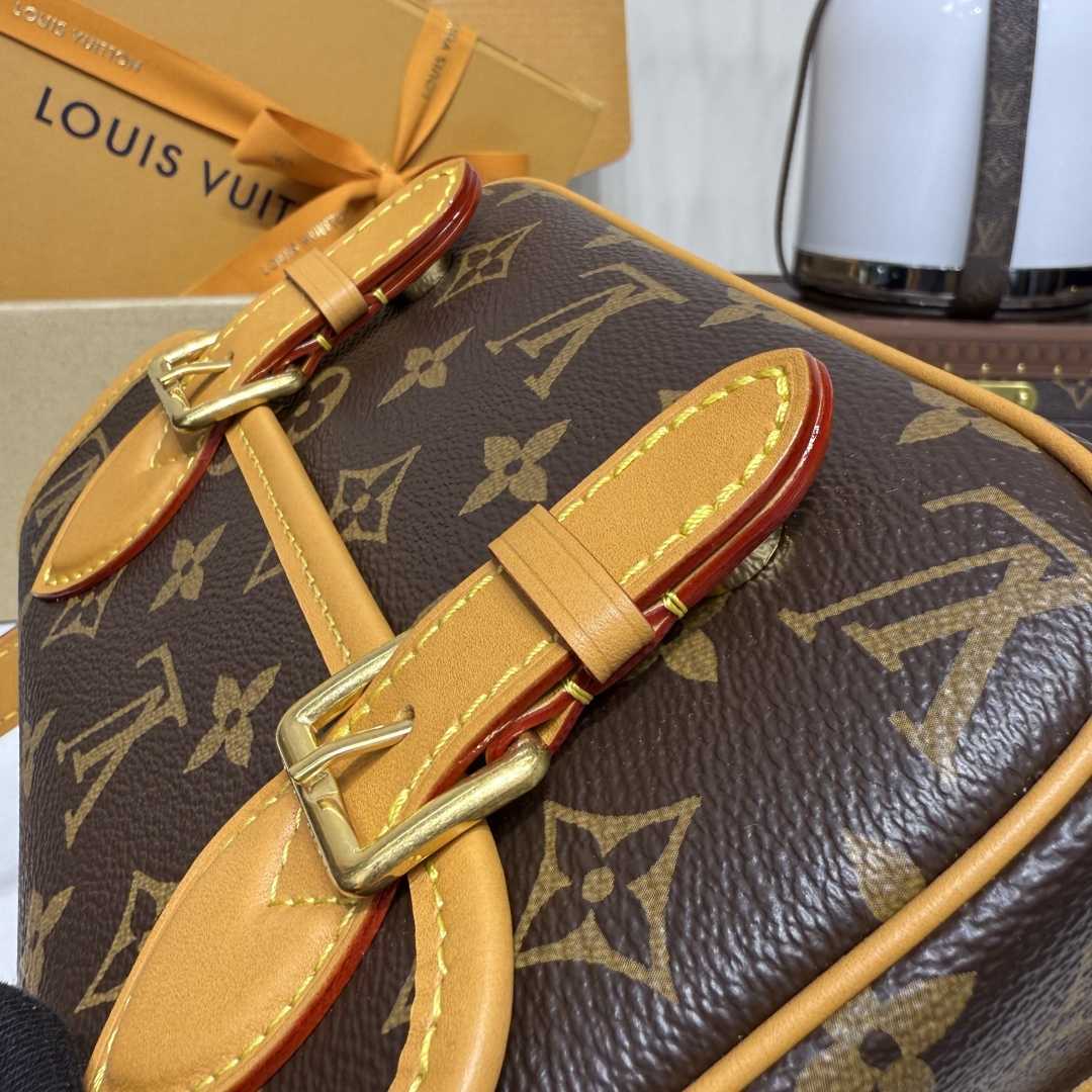 Louis Vuitton Satchel Wearable Wallet   M26805 - DesignerGu