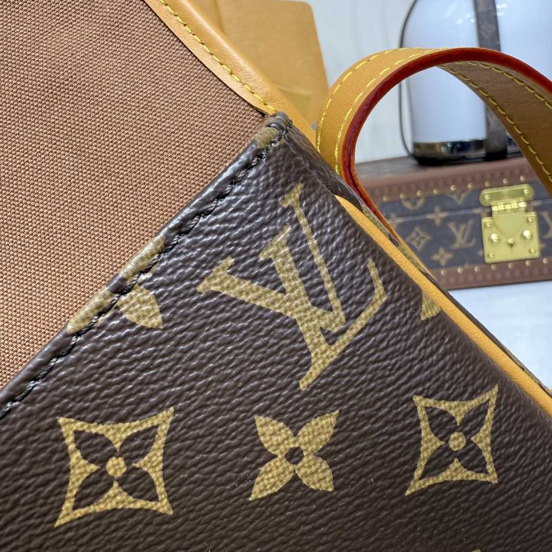 Louis Vuitton Satchel Wearable Wallet   M26805 - DesignerGu