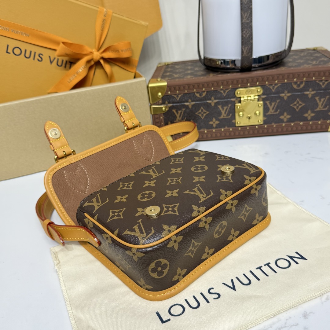 Louis Vuitton Satchel Wearable Wallet   M26805 - DesignerGu
