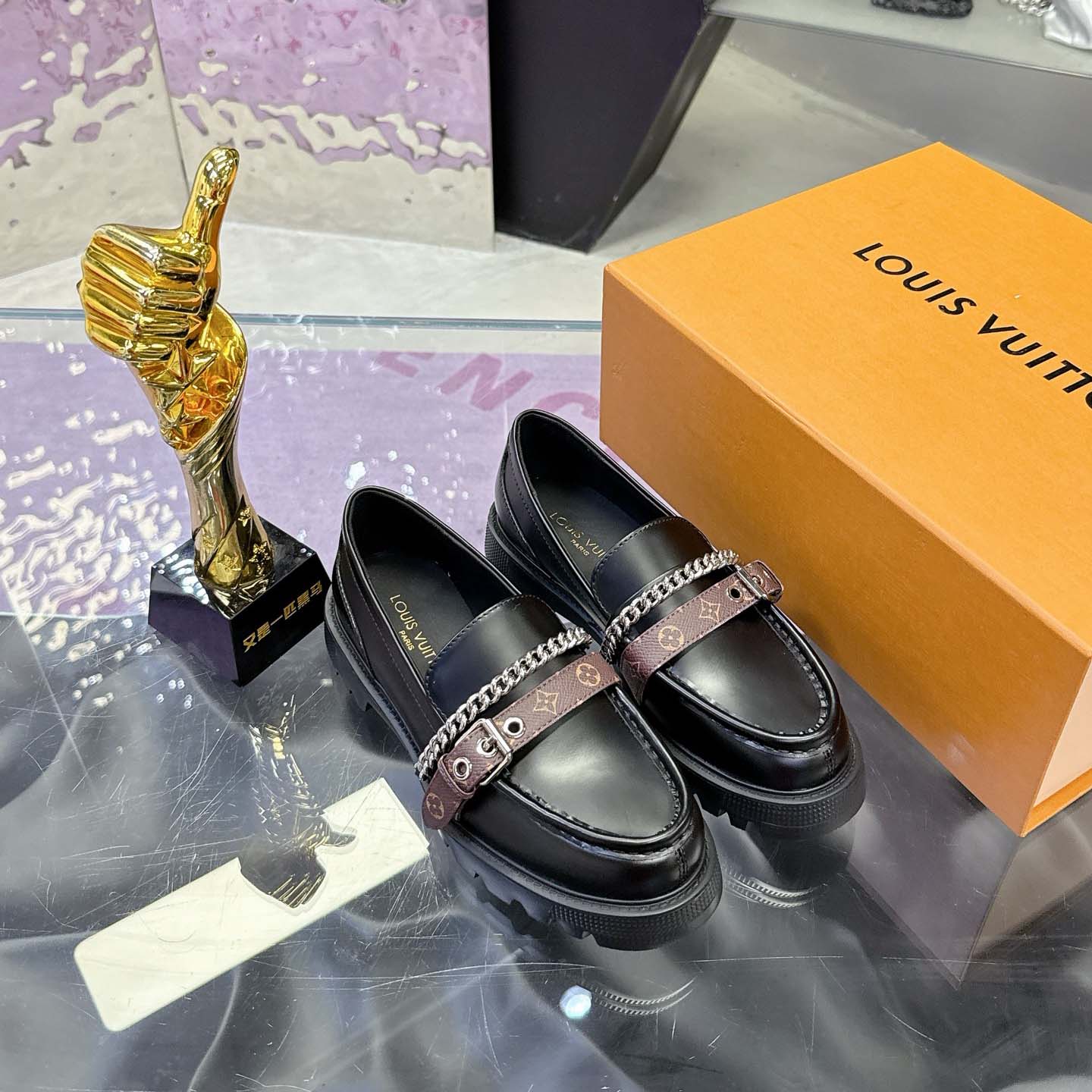 Louis Vuitton District Flat Loafer   1AICBZ - DesignerGu