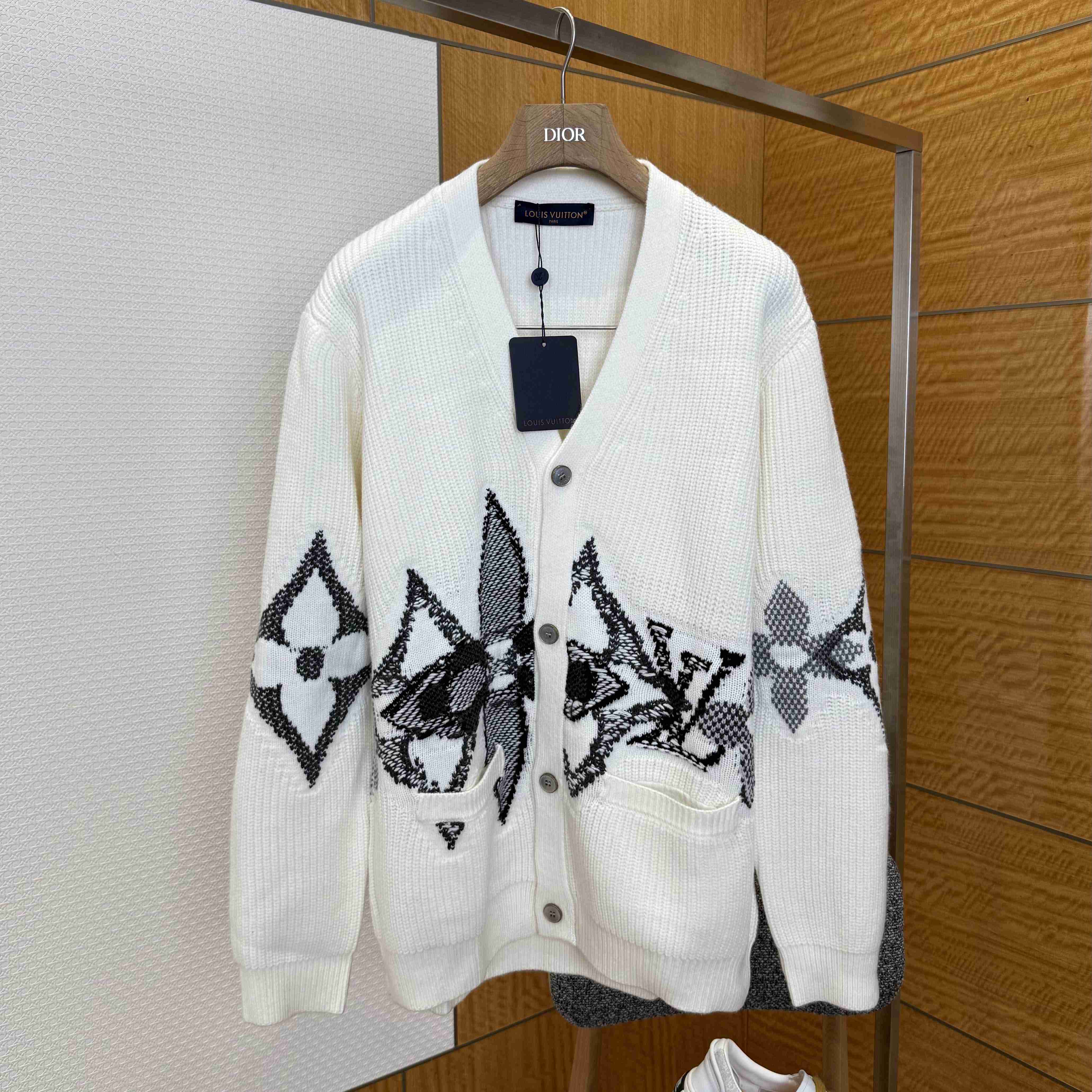 Louis Vuitton Graphic Knitted Cardigan   1AJBX9 - DesignerGu