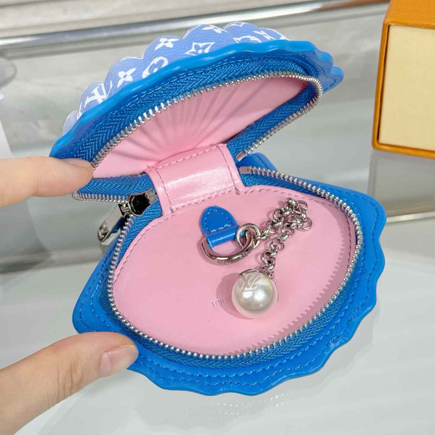 Louis Vuitton LV Shell Bag Charm   M02620 - DesignerGu