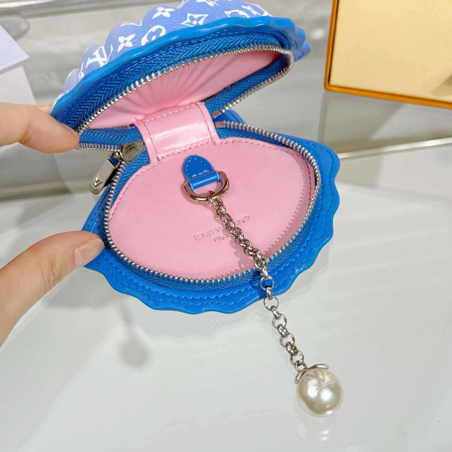 Louis Vuitton LV Shell Bag Charm   M02620 - DesignerGu