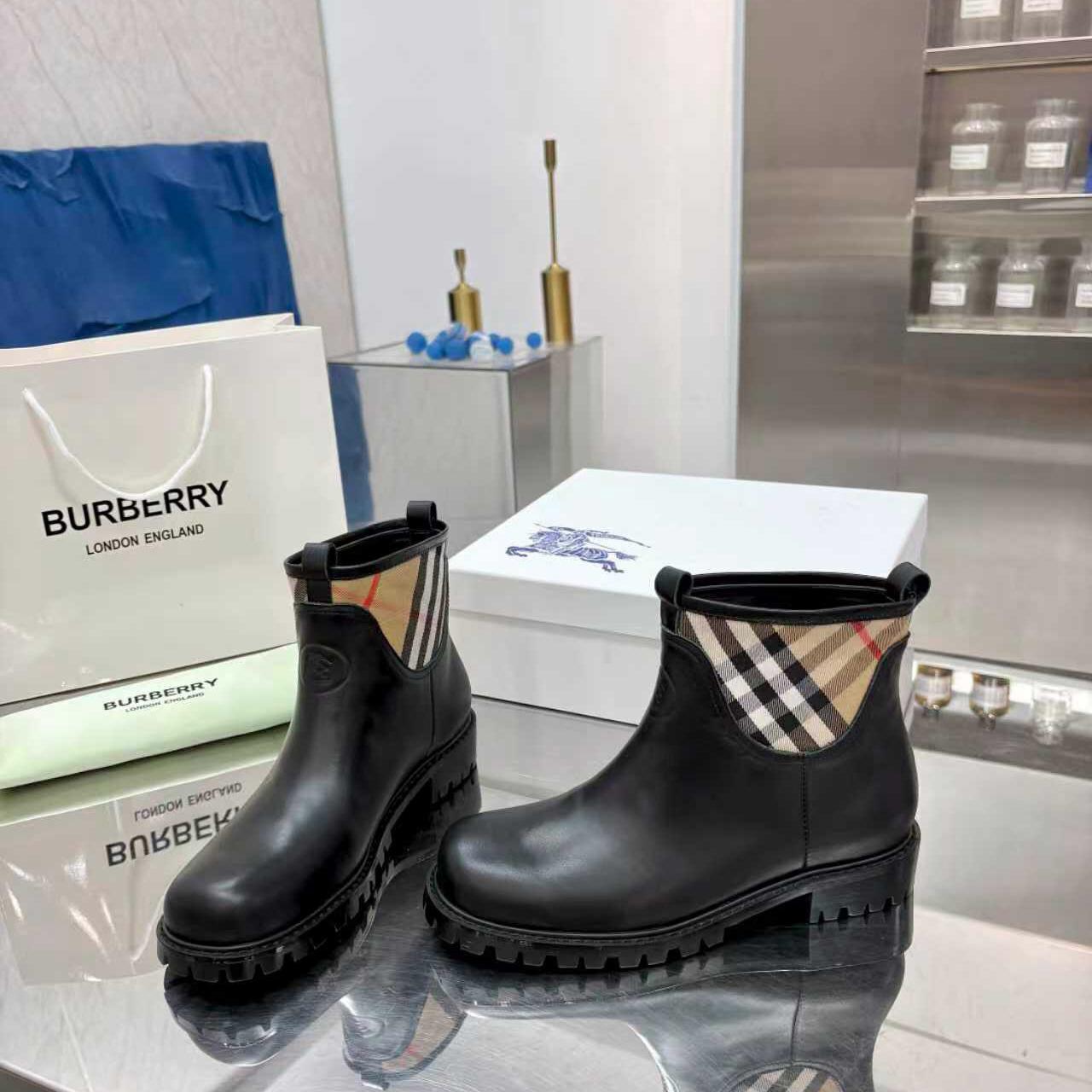 Burberry  Boots - DesignerGu