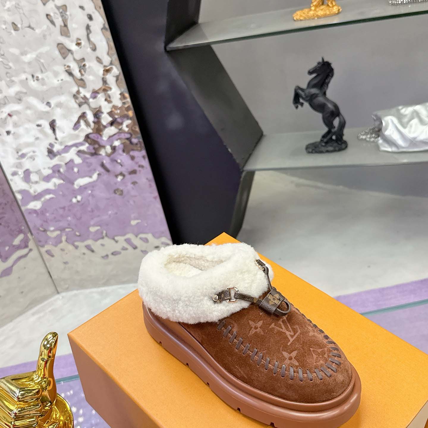 Louis Vuitton Cortina Closed Mule   1AITIN - DesignerGu