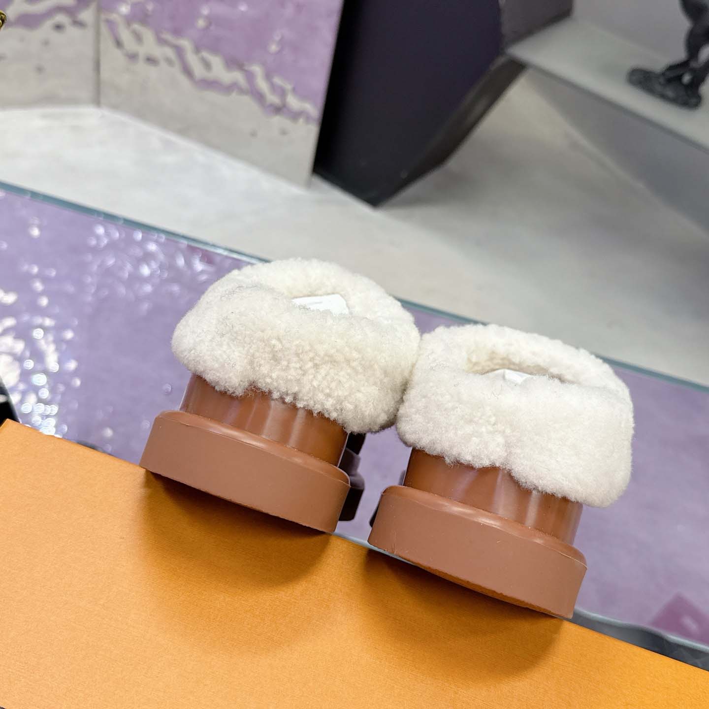 Louis Vuitton Cortina Closed Mule   1AITIN - DesignerGu