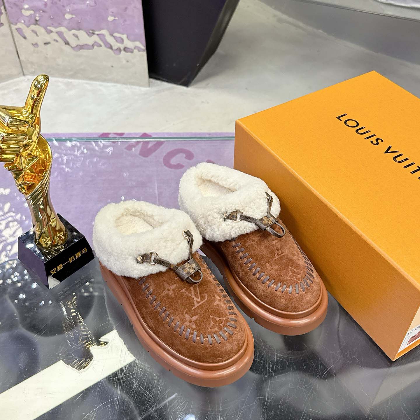 Louis Vuitton Cortina Closed Mule   1AITIN - DesignerGu
