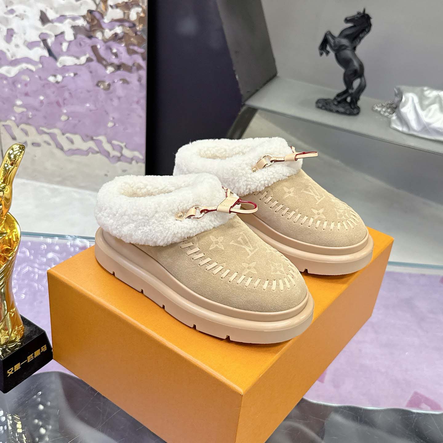 Louis Vuitton Cortina Closed Mule   1AITI6 - DesignerGu