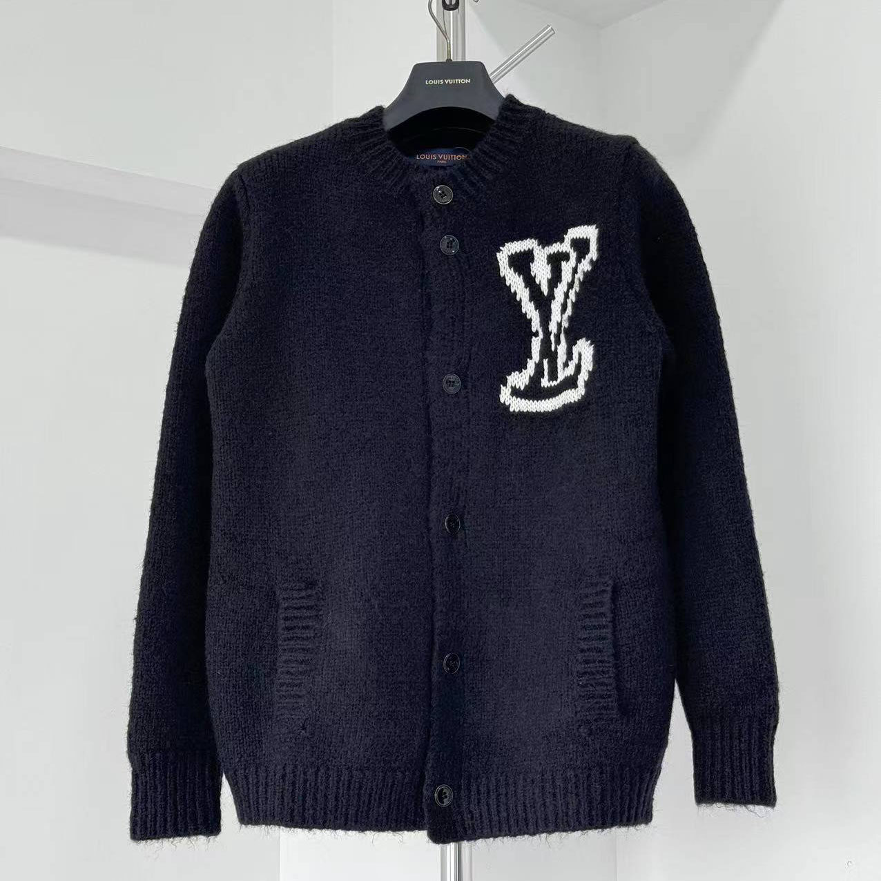 Louis Vuitton Chunky Intarsia Signature Cardigan   1AJBXP - DesignerGu