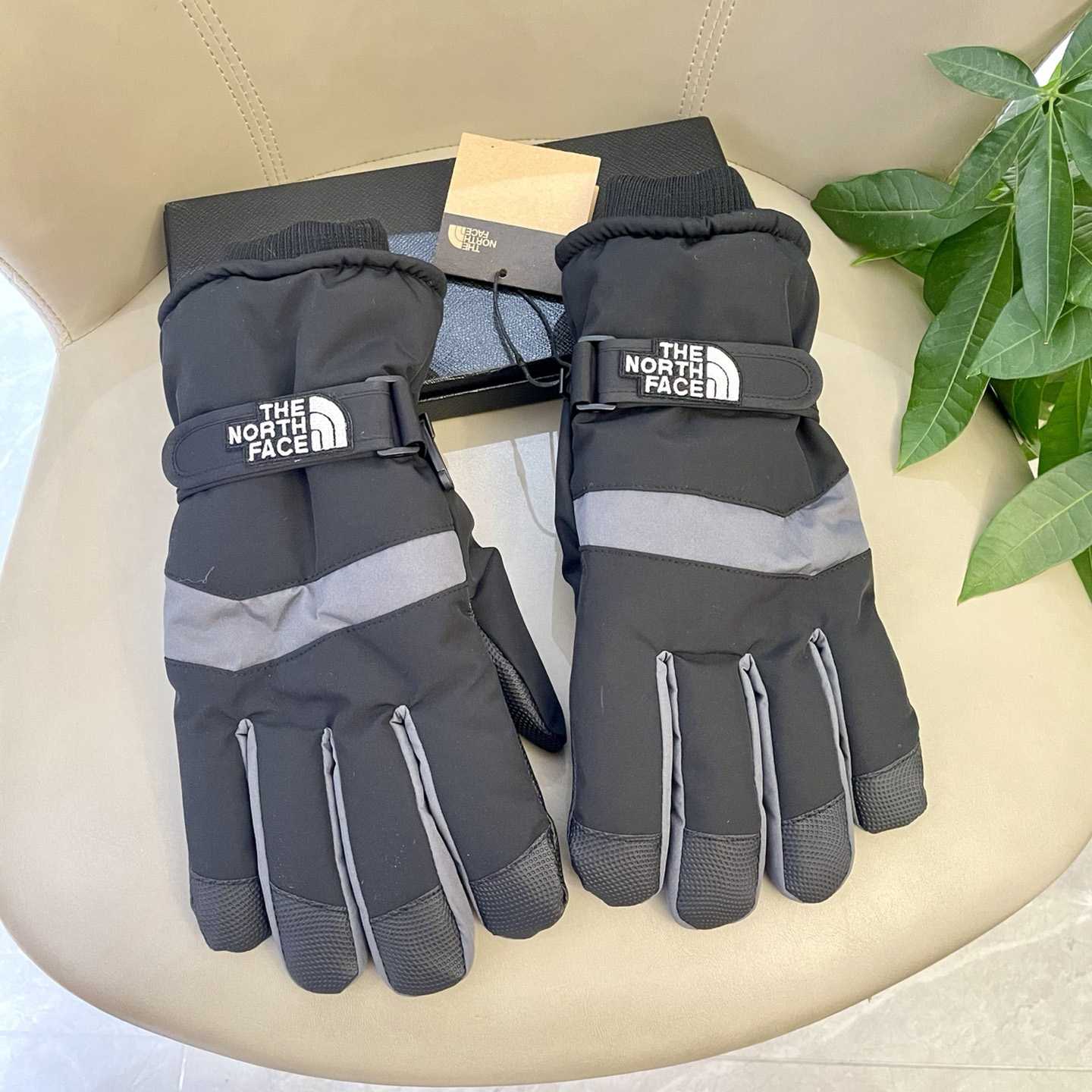 The North Face Men's Gloves - DesignerGu
