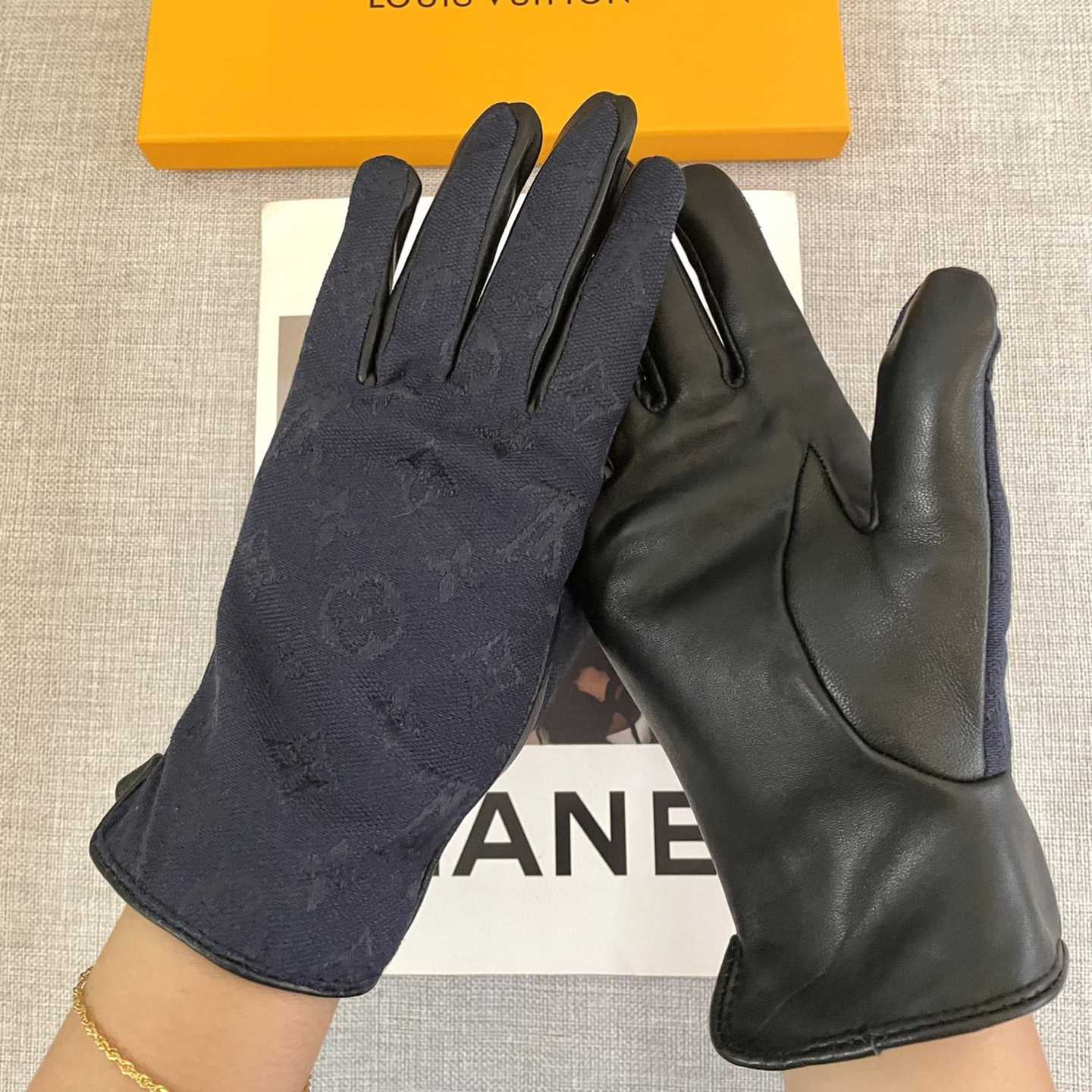 Louis Vuitton Gloves - DesignerGu
