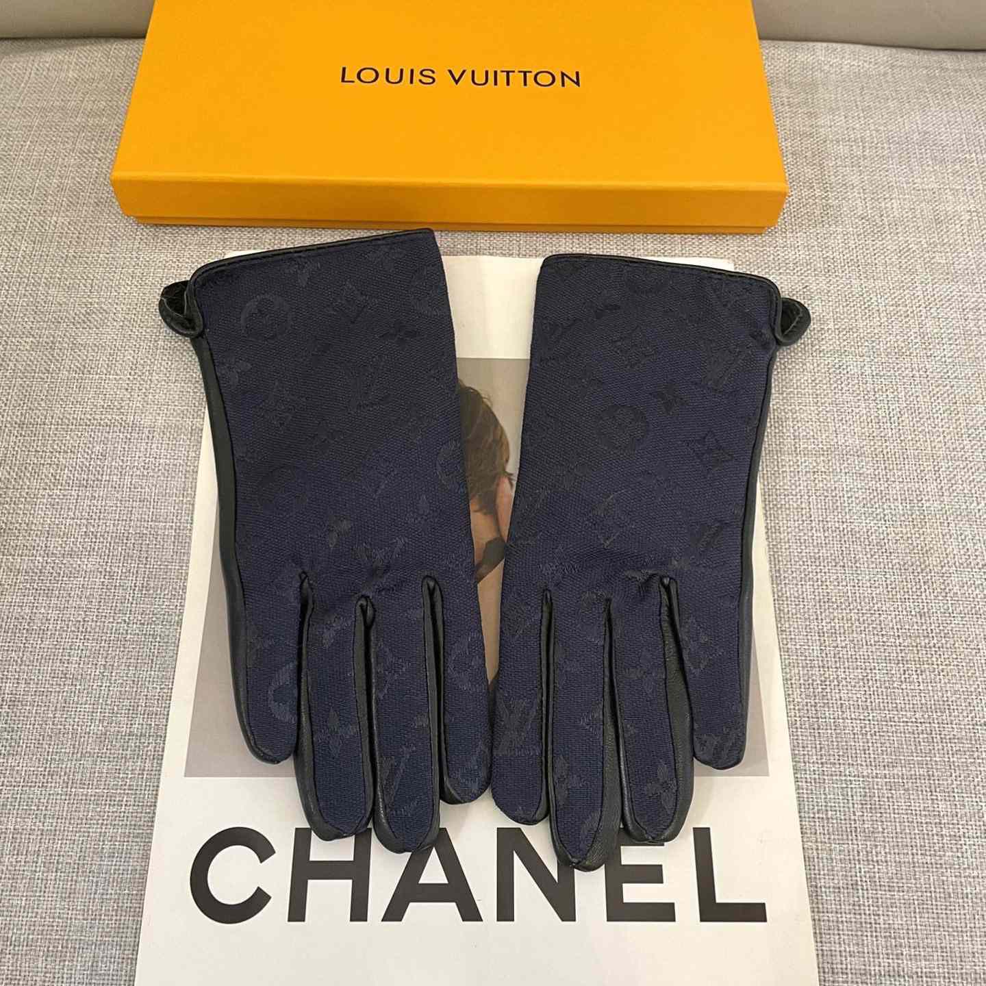 Louis Vuitton Gloves - DesignerGu