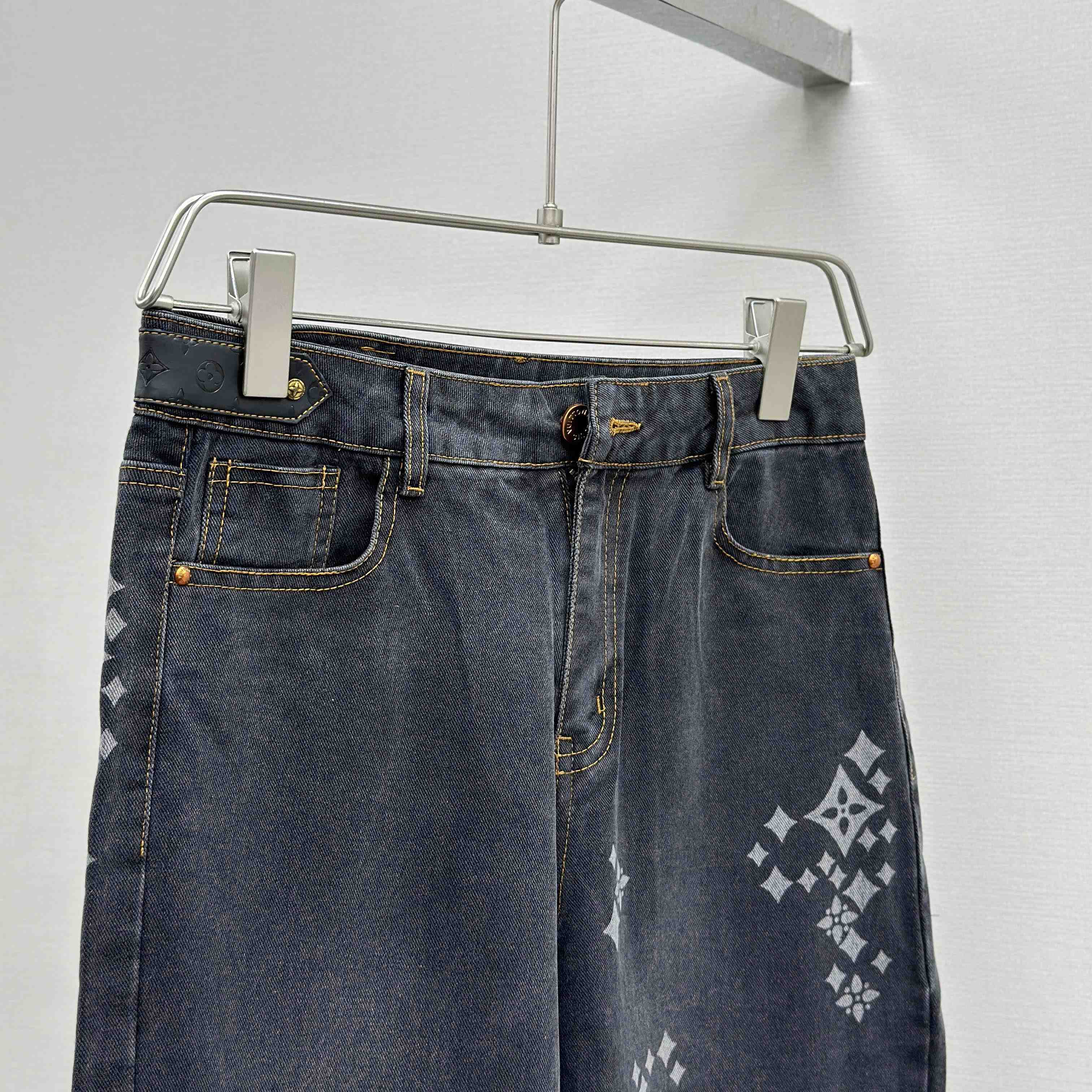 Louis Vuitton Jeans - DesignerGu