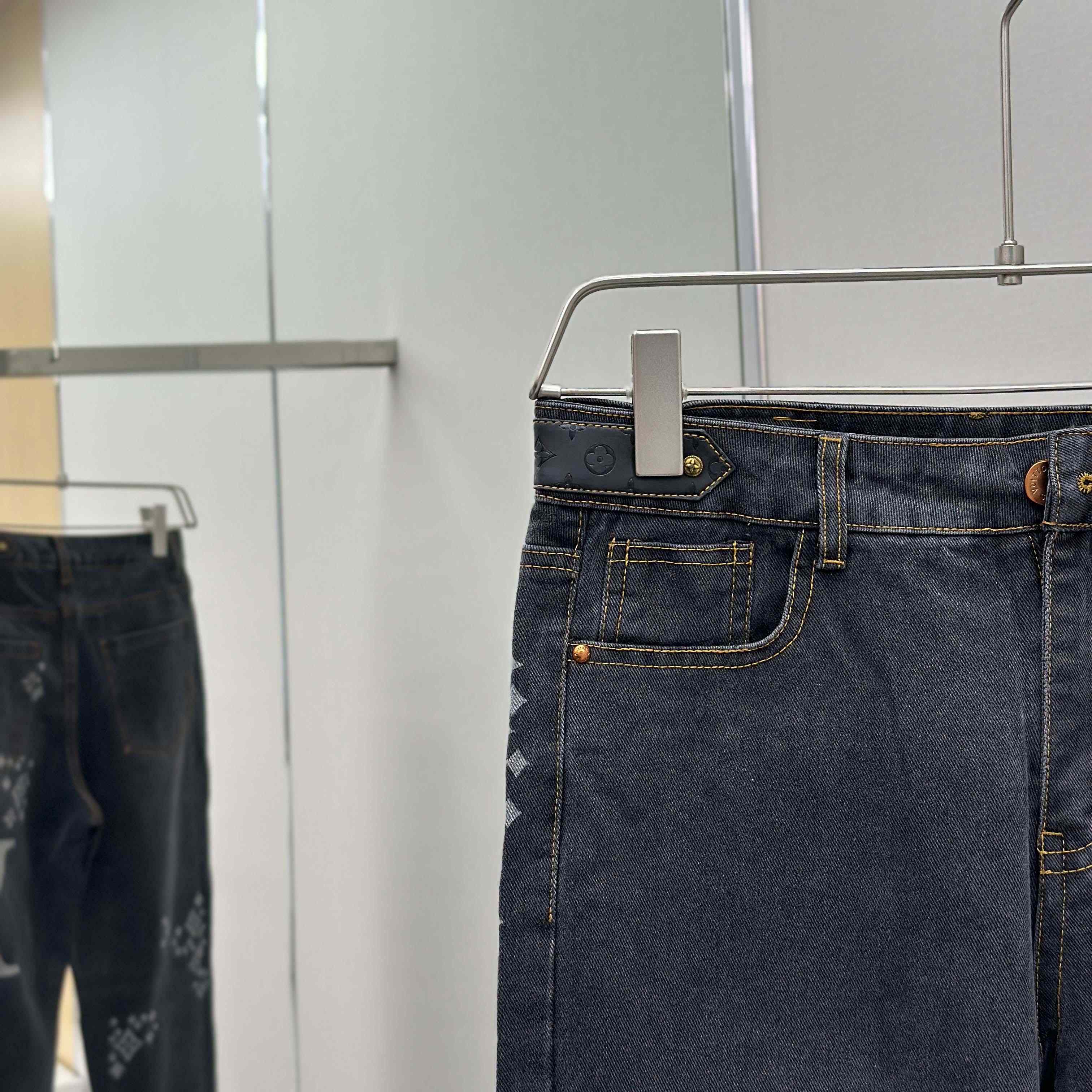 Louis Vuitton Jeans - DesignerGu