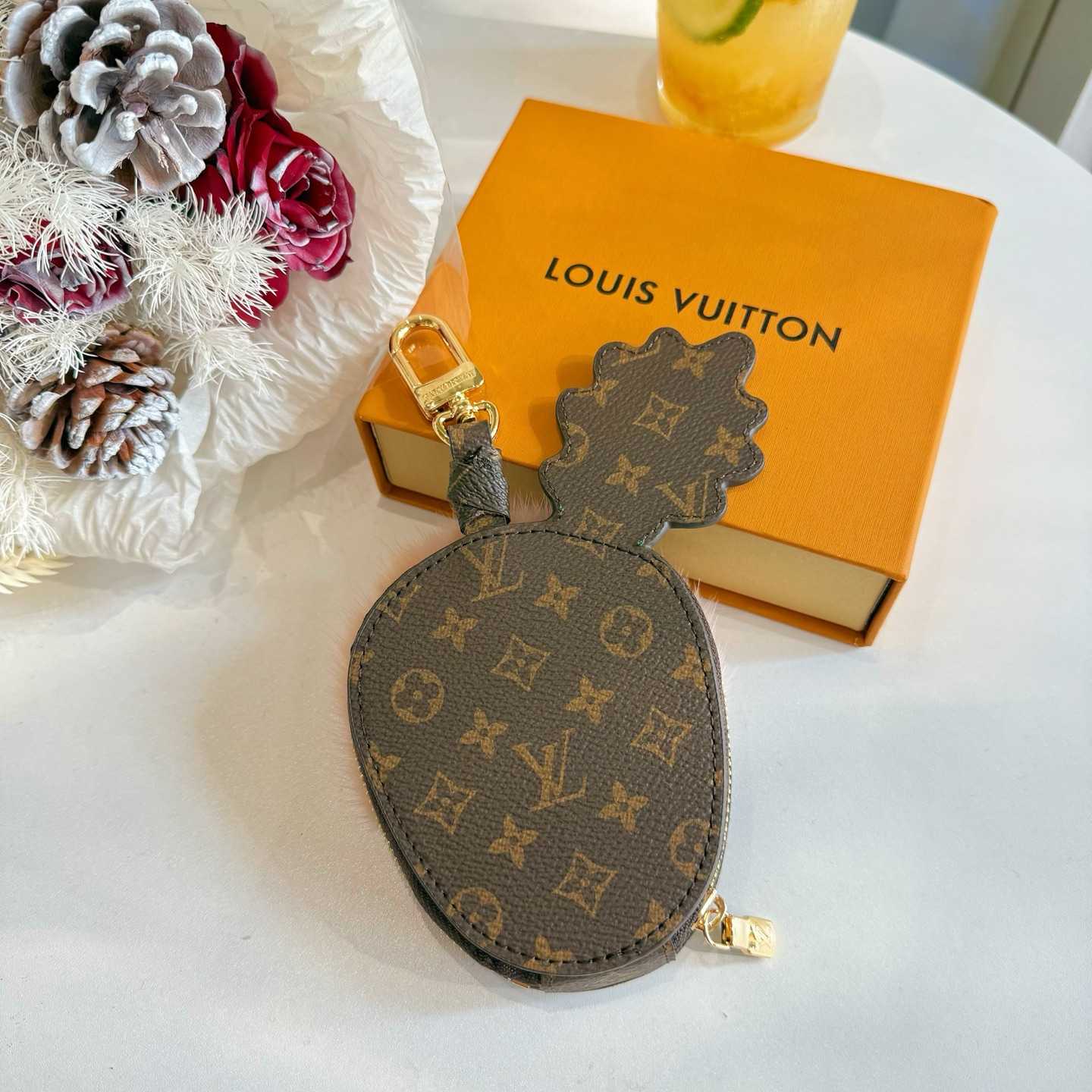 Louis Vuitton LV Acorn Pouch S00 - DesignerGu