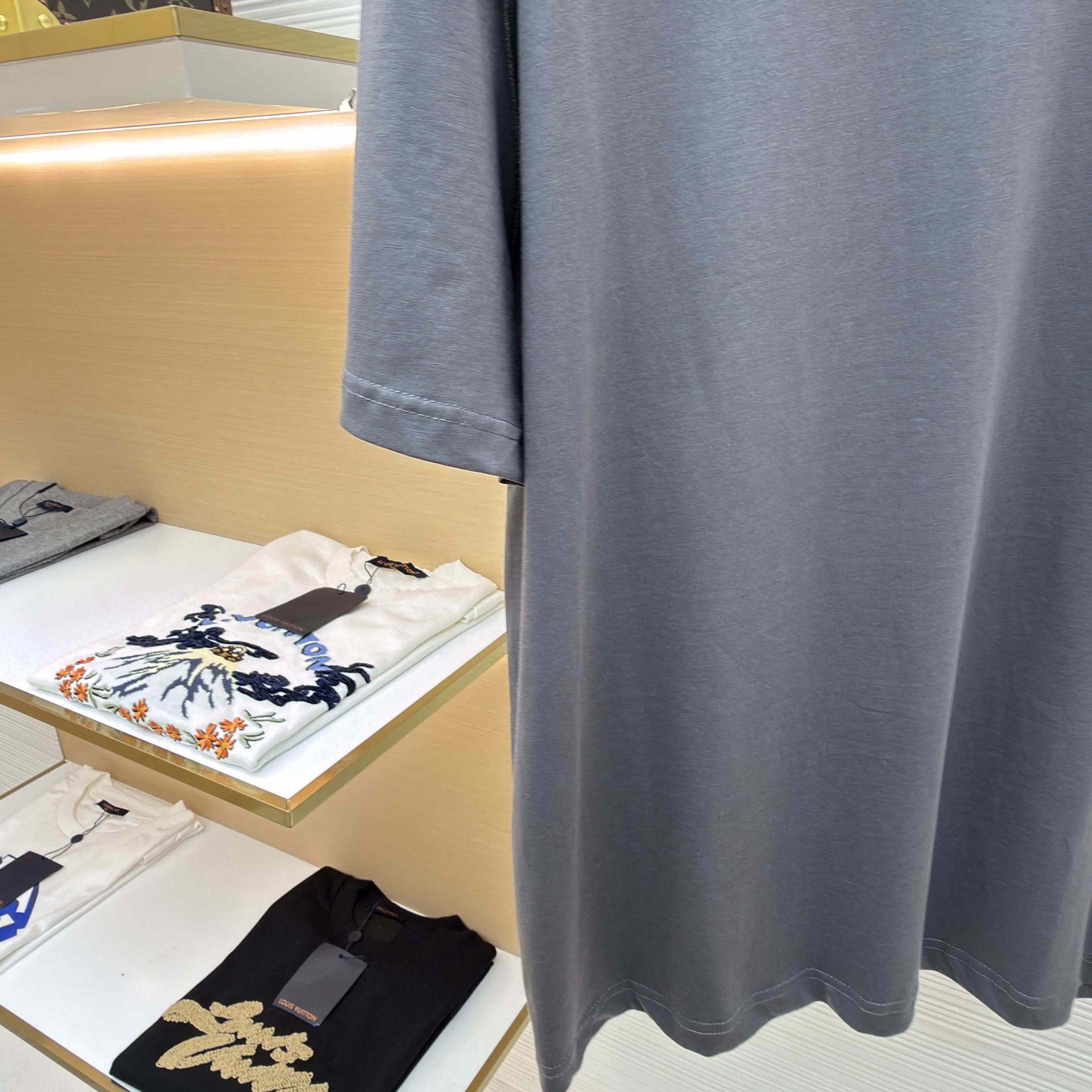 Louis Vuitton Embossed LV T-Shirt   1AGIJ2 - DesignerGu