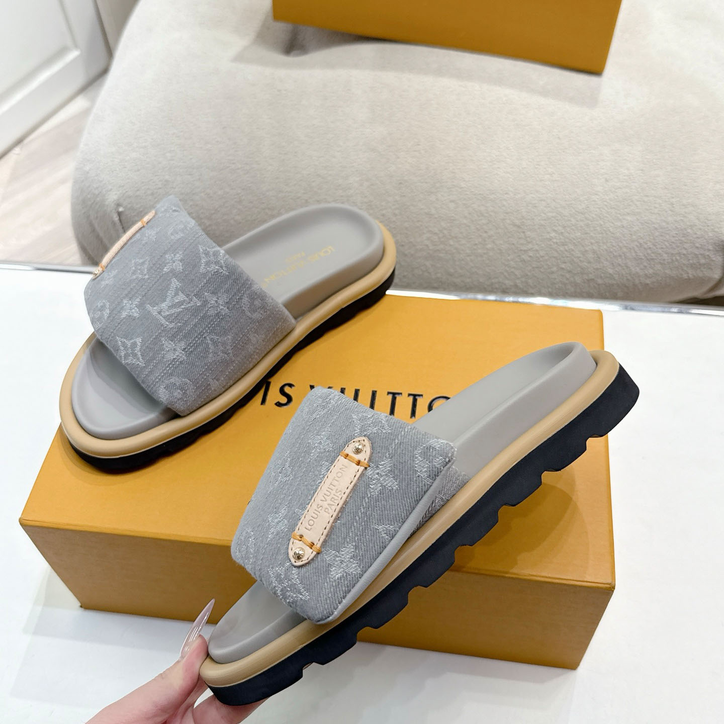 Louis Vuitton Pool Pillow Flat Comfort Mule 1AGUZY - DesignerGu