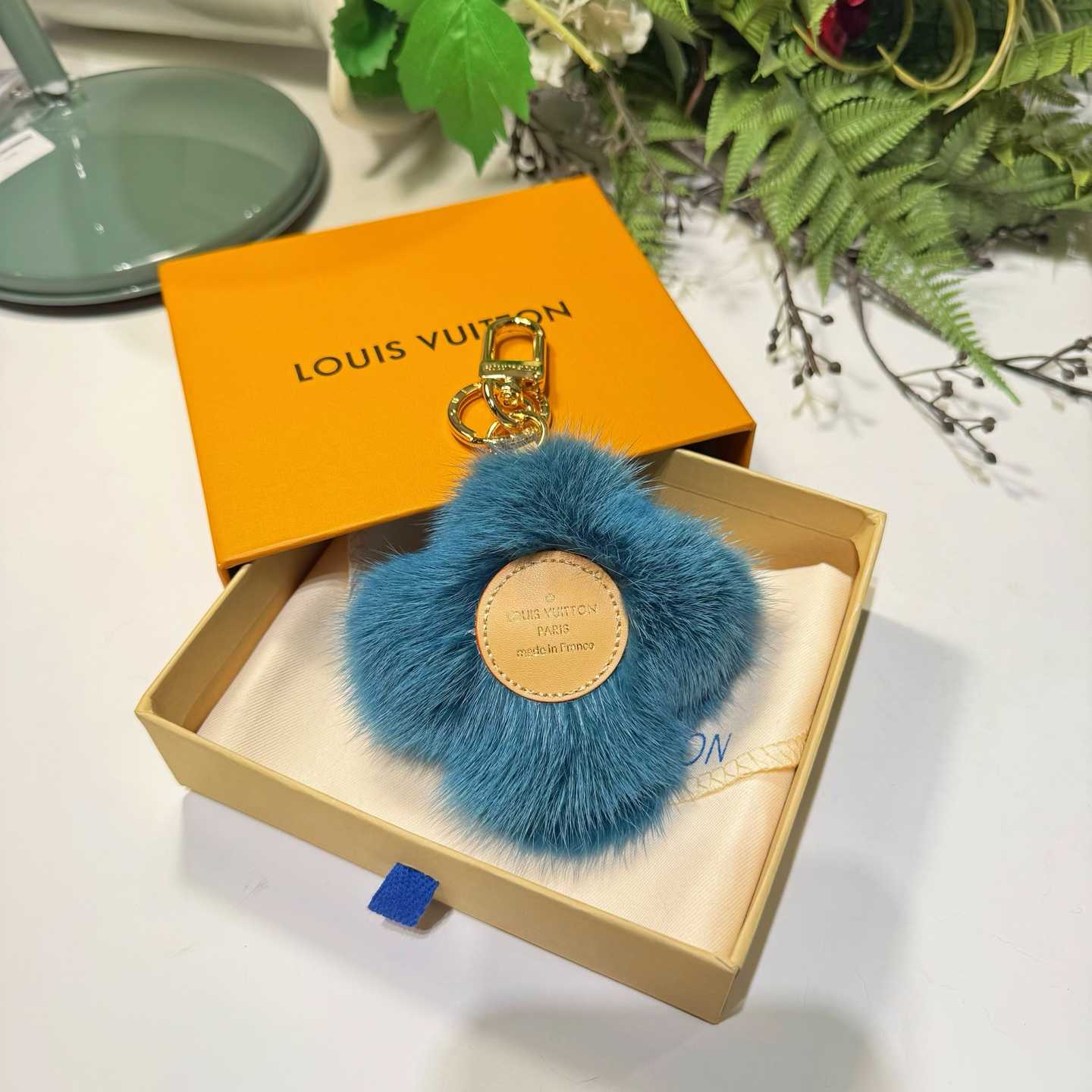 Louis Vuitton Vivienne Fur Key Holder   M03820 - DesignerGu