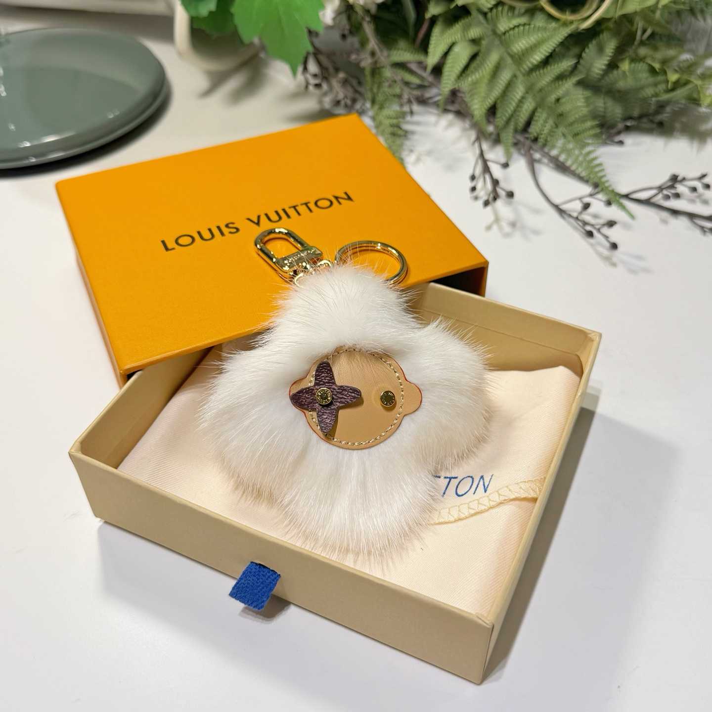 Louis Vuitton Vivienne Fur Key Holder   M02300 - DesignerGu