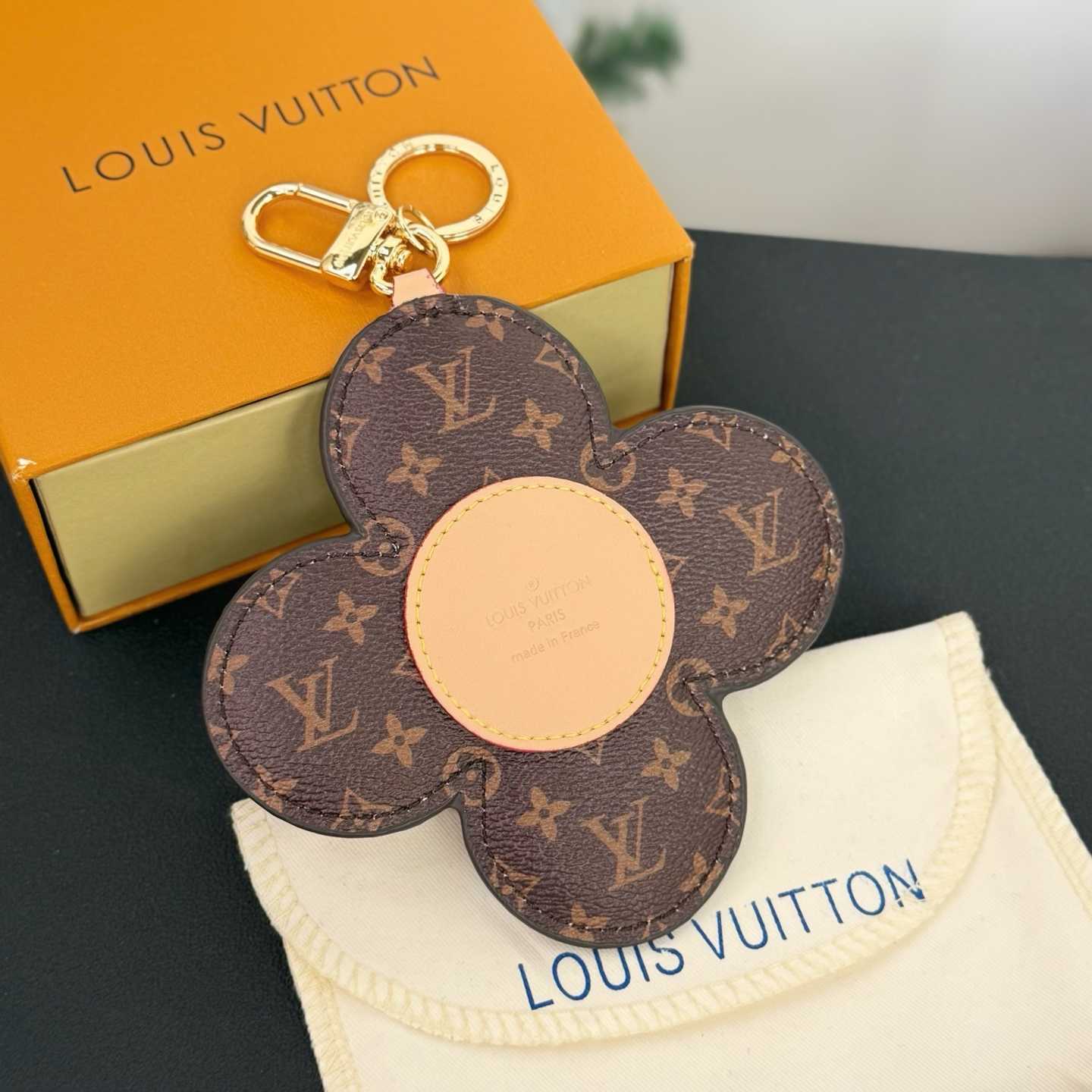 Louis Vuitton Vivienne Bag Charm   M03818 - DesignerGu