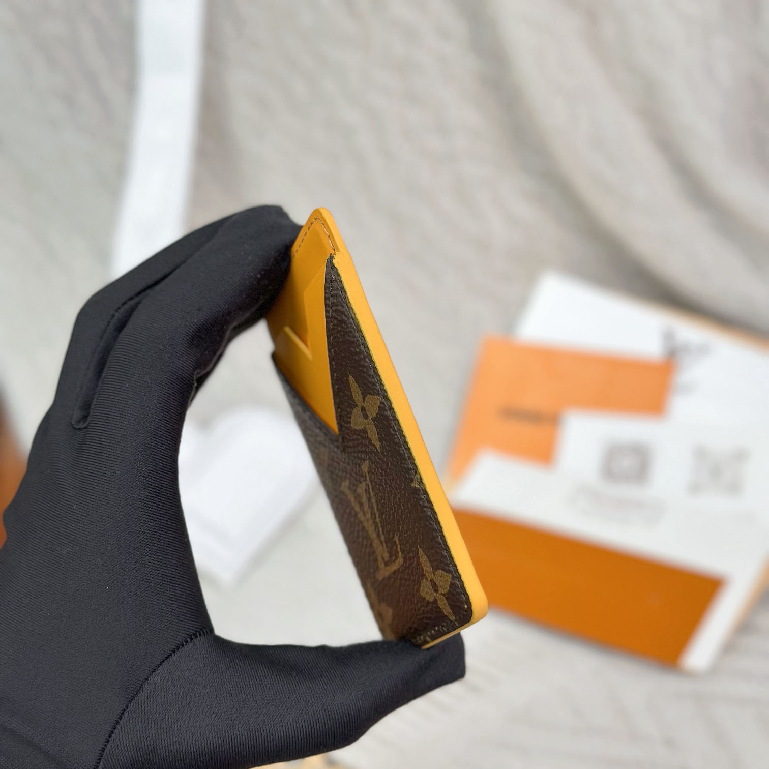 Louis Vuitton Magnetic Card Holder M12853 - DesignerGu