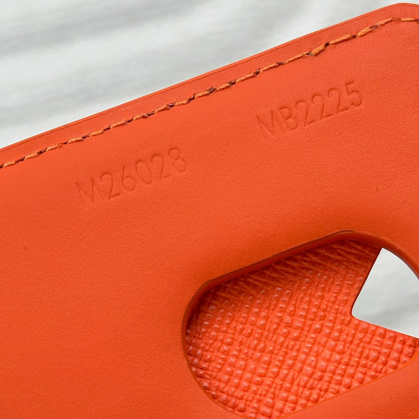 Louis Vuitton Magnetic Card Holder M26028 - DesignerGu