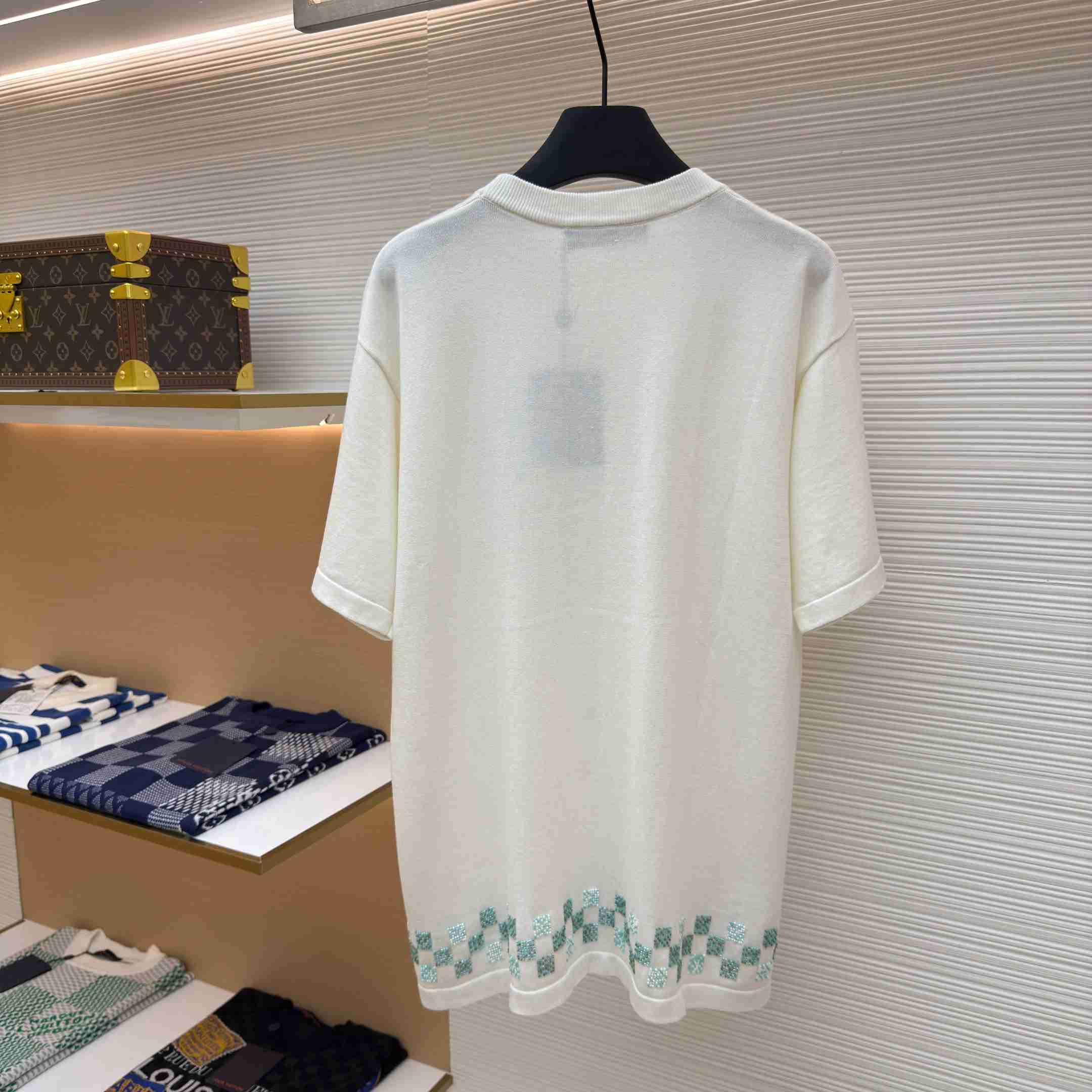 Louis Vuitton Embellished Short-Sleeved Crewneck 1AHVO9 - DesignerGu