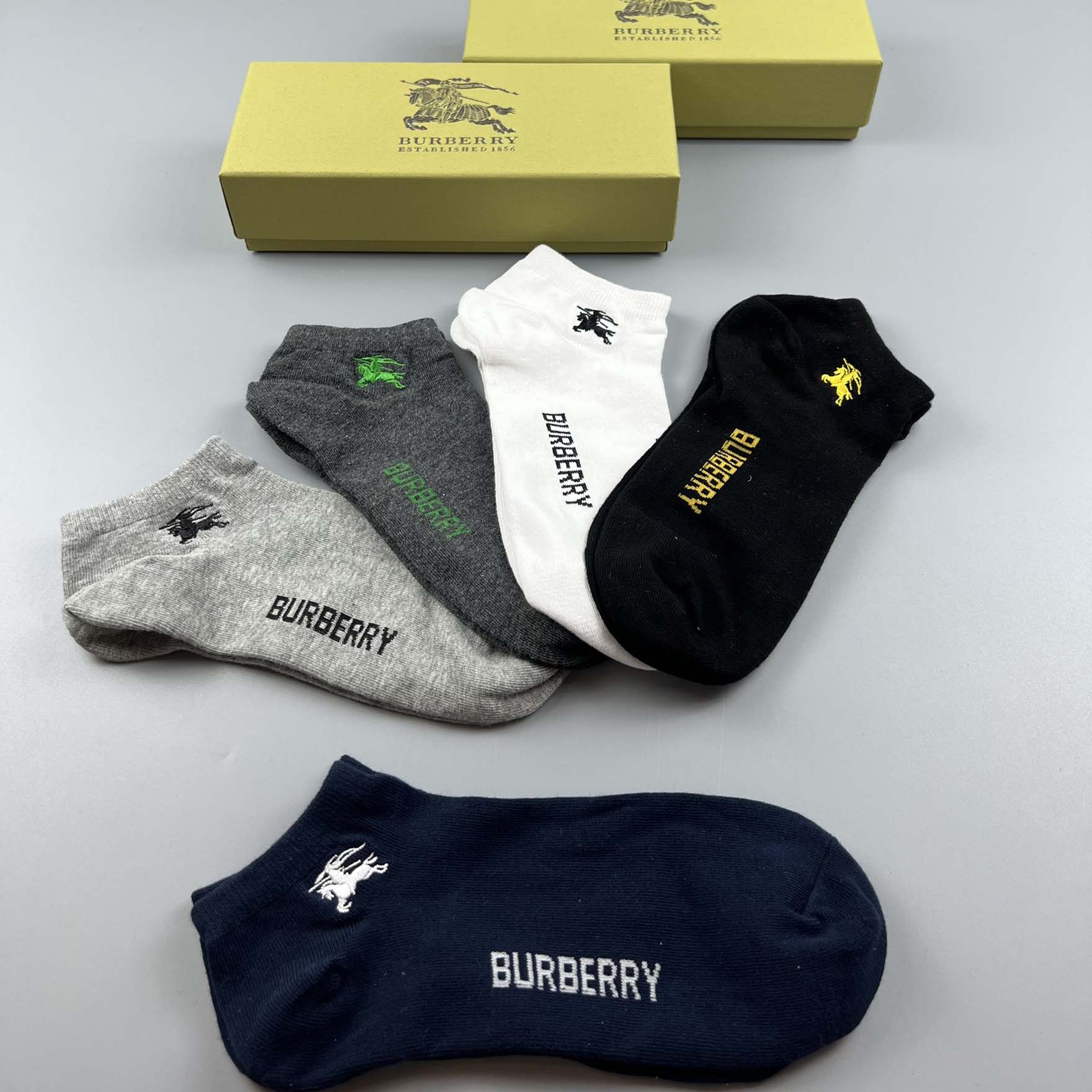Burberry Socks /Box - DesignerGu