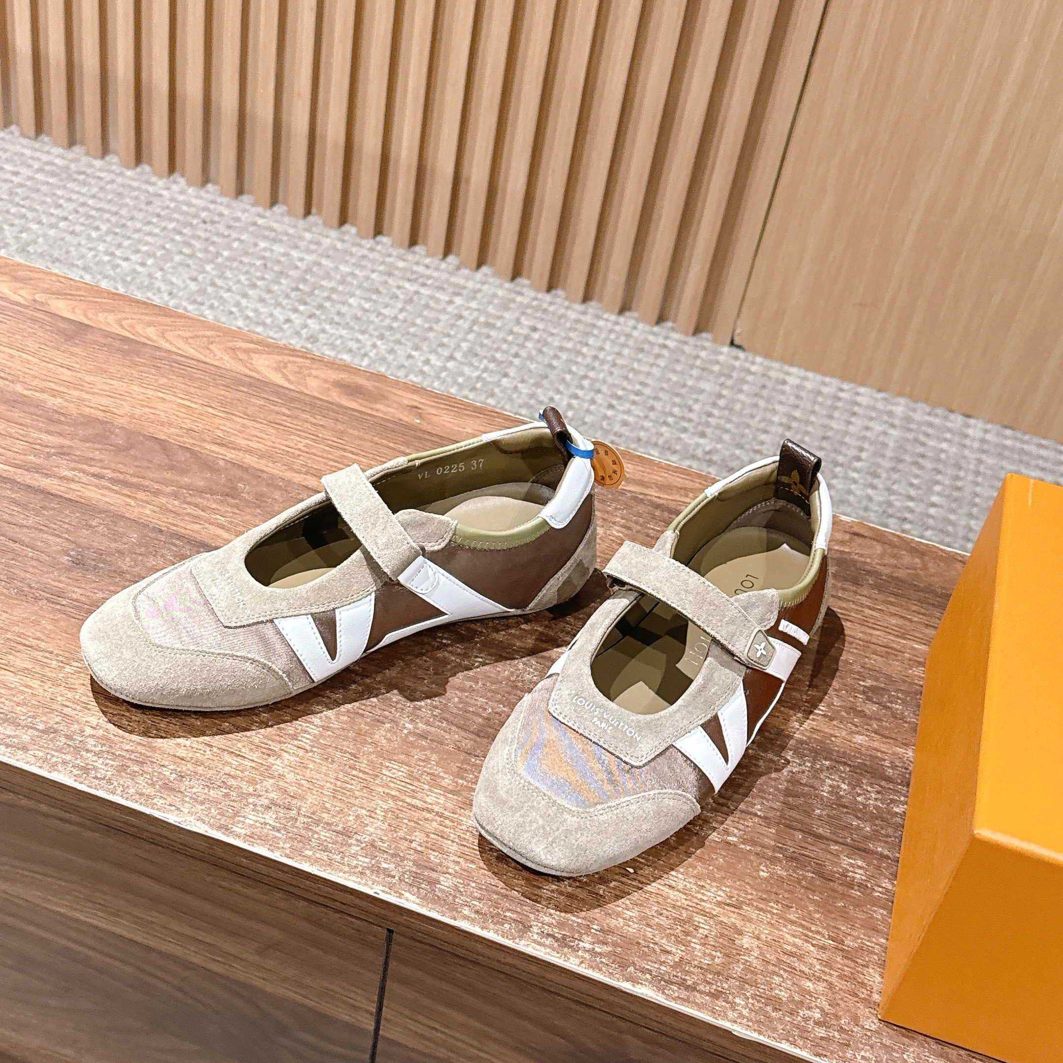 Louis Vuitton LV Sneakerina Mary Jane   1AJP00 - DesignerGu