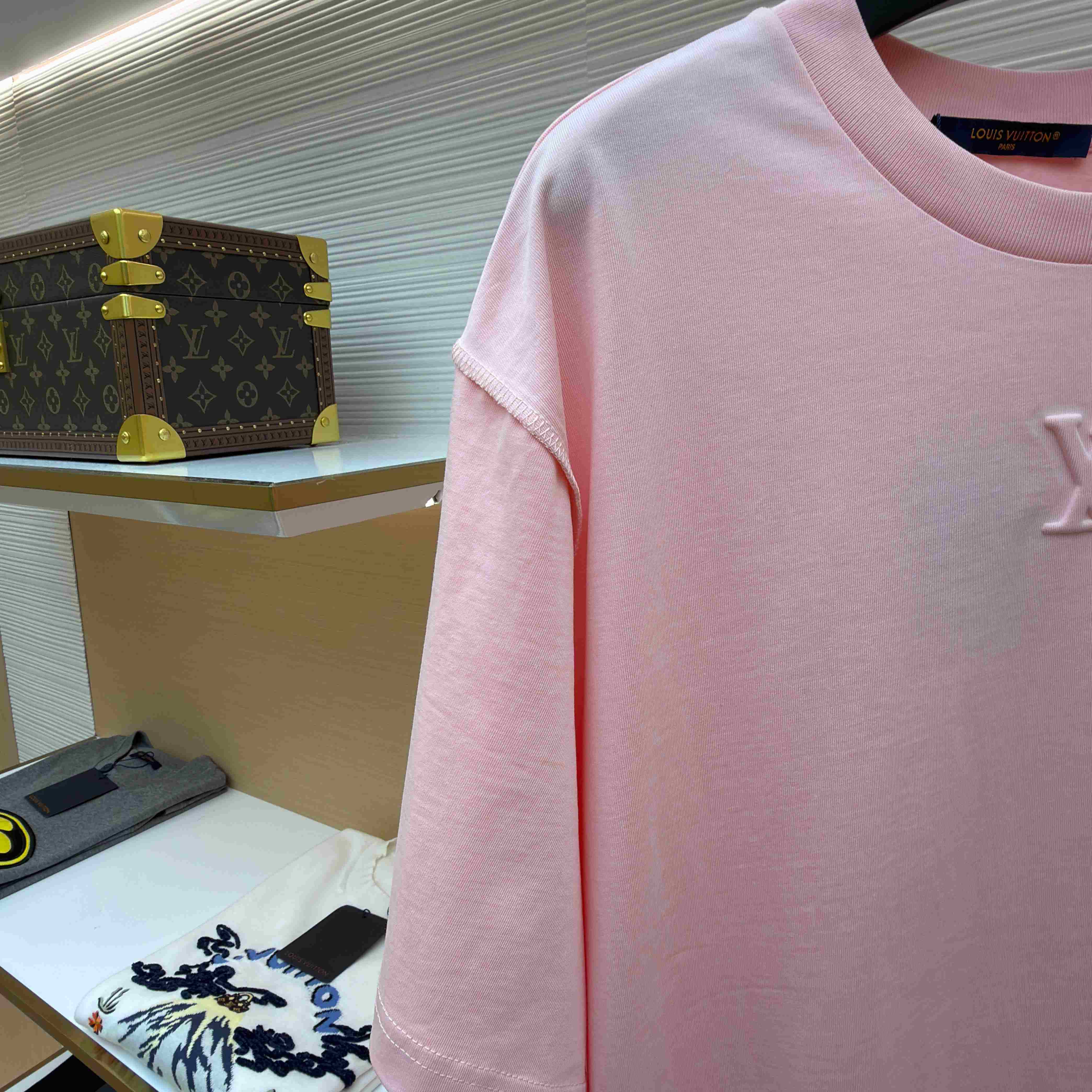 Louis Vuitton Embossed LV T-Shirt   1AJDUU - DesignerGu