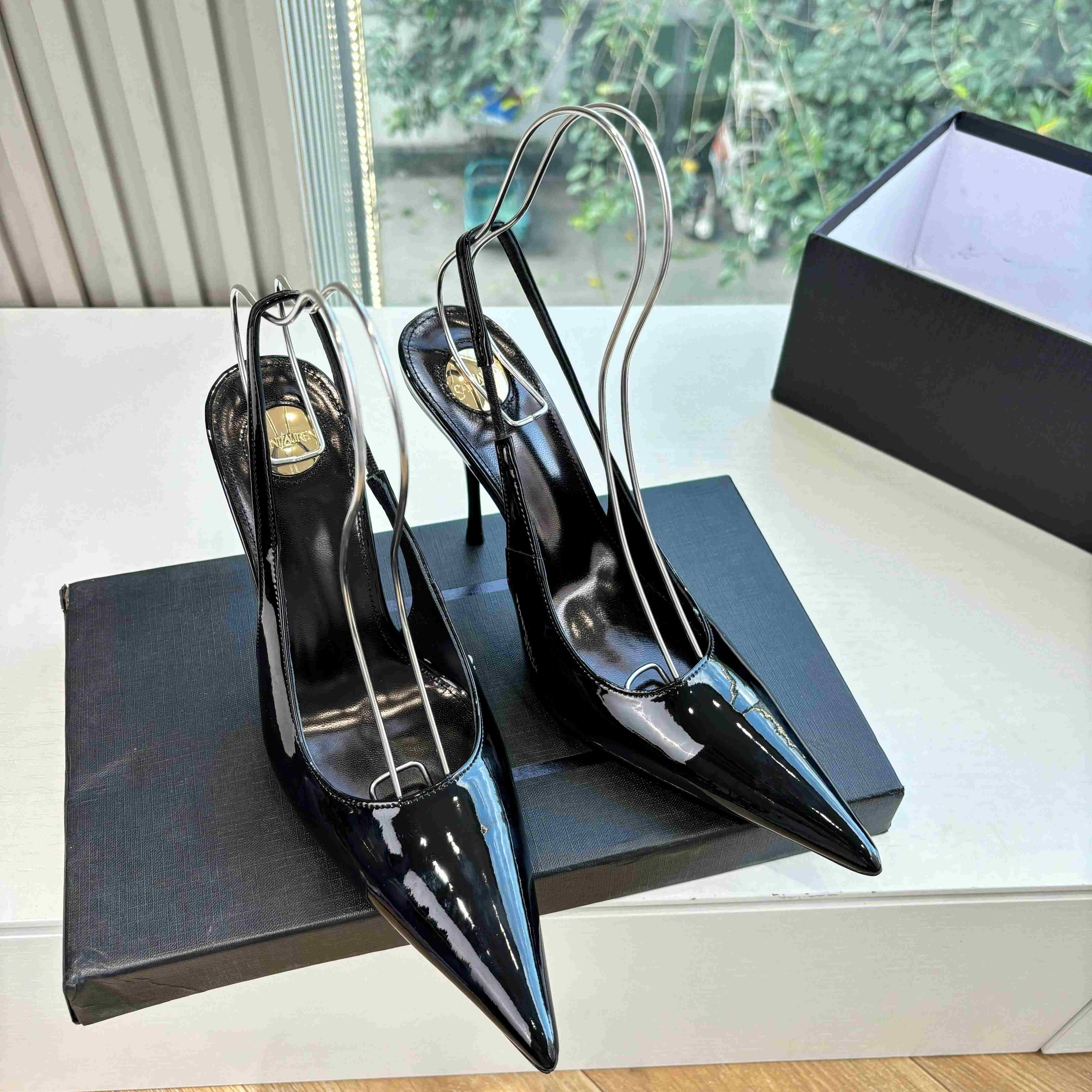 Saint Laurent GUERMANTES Slingback Pumps In Patent Leather - DesignerGu