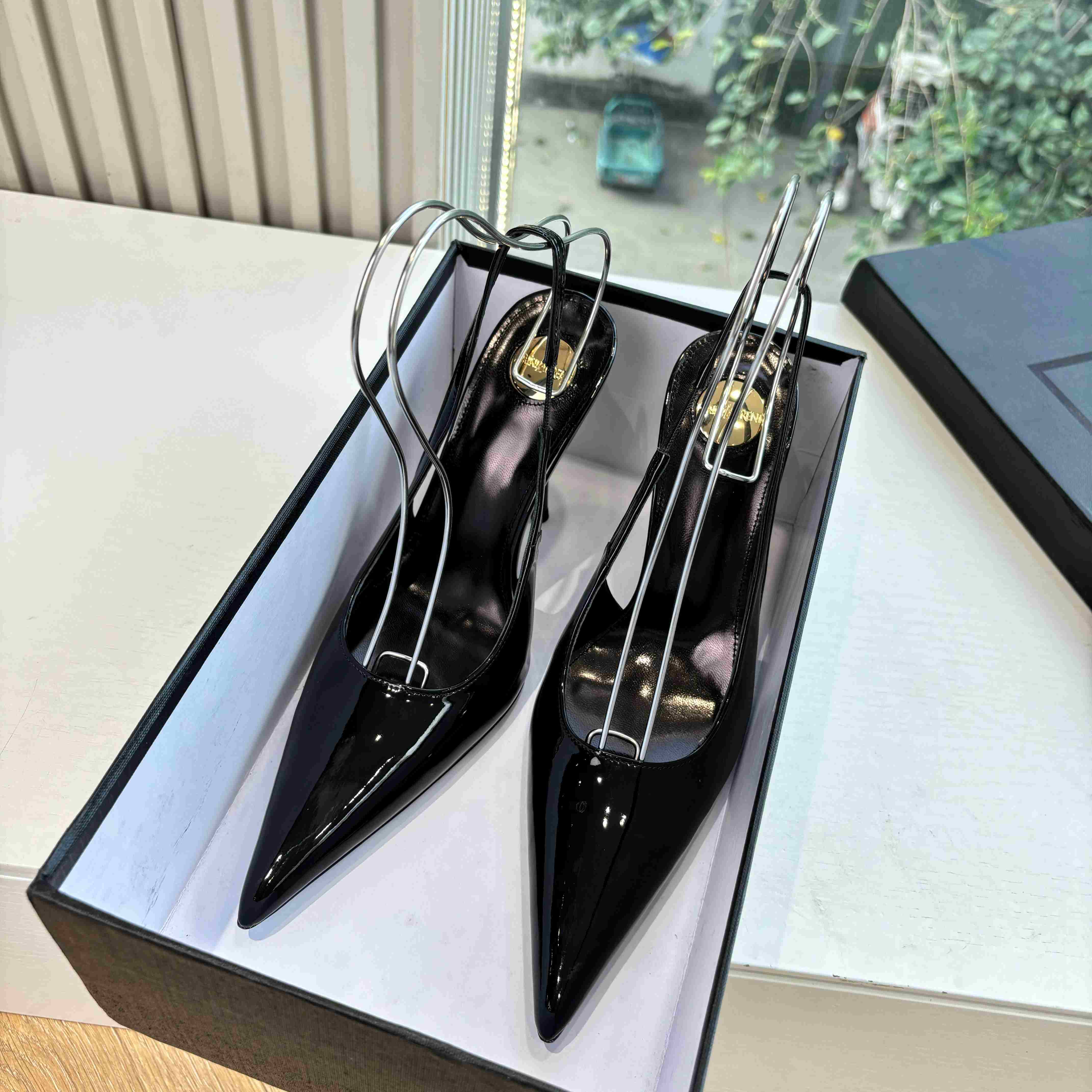 Saint Laurent GUERMANTES Slingback Pumps In Patent Leather - DesignerGu