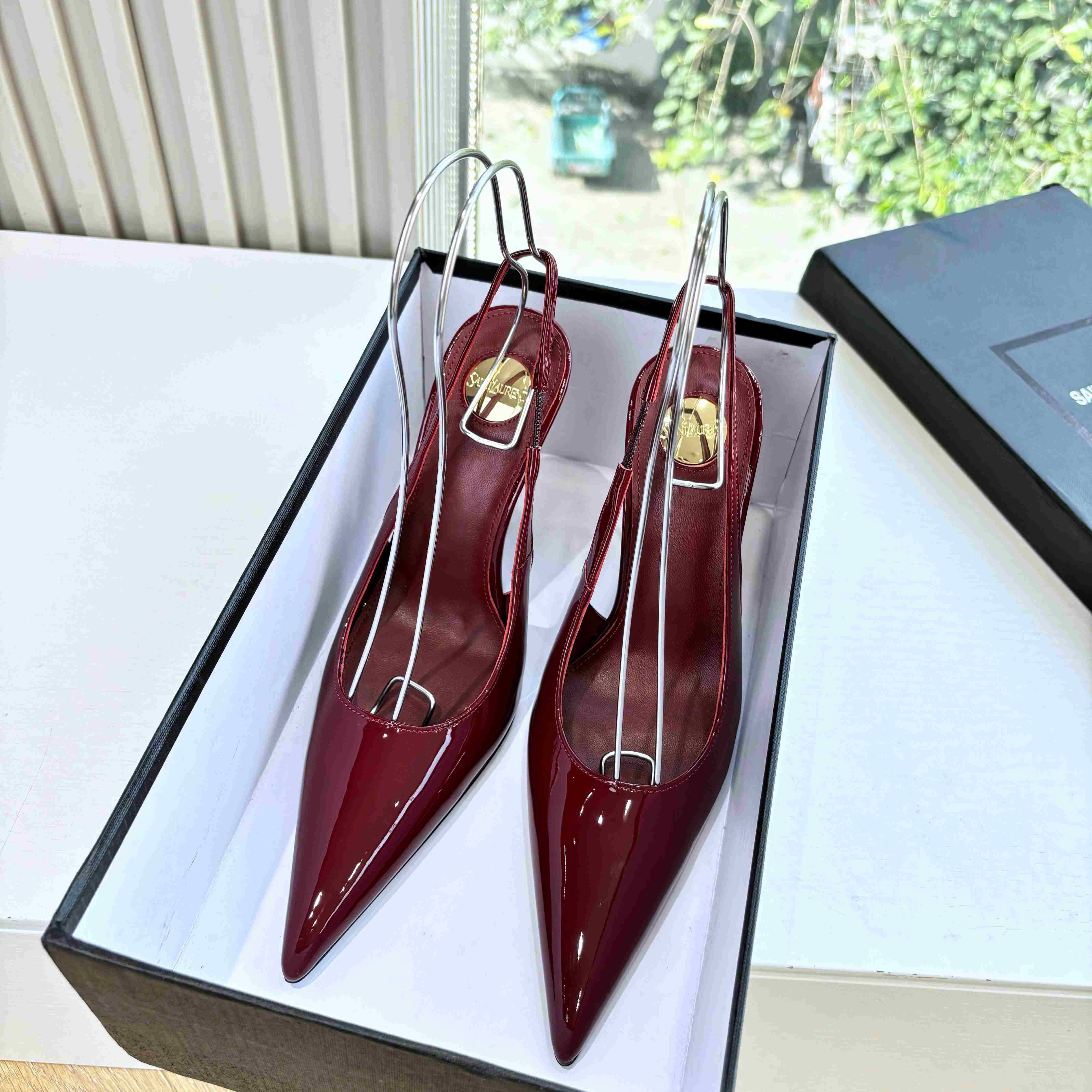 Saint Laurent GUERMANTES Slingback Pumps In Patent Leather - DesignerGu