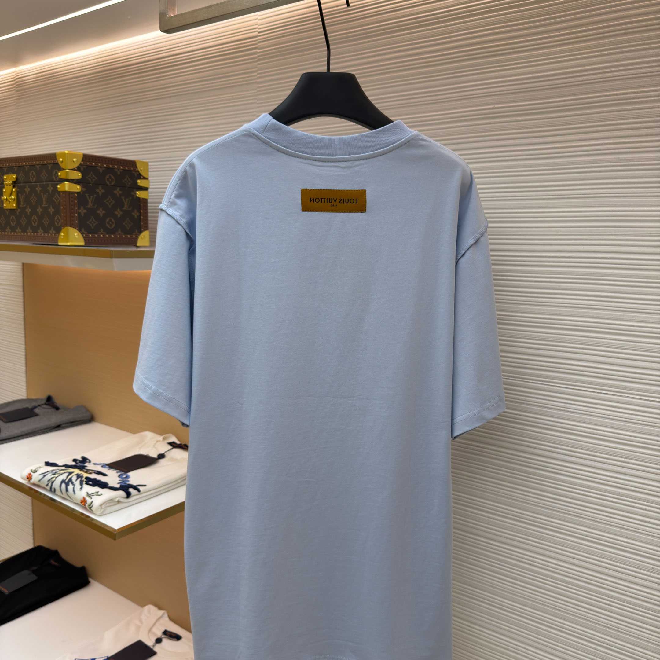 Louis Vuitton Embossed LV T-Shirt   1AJAYF - DesignerGu